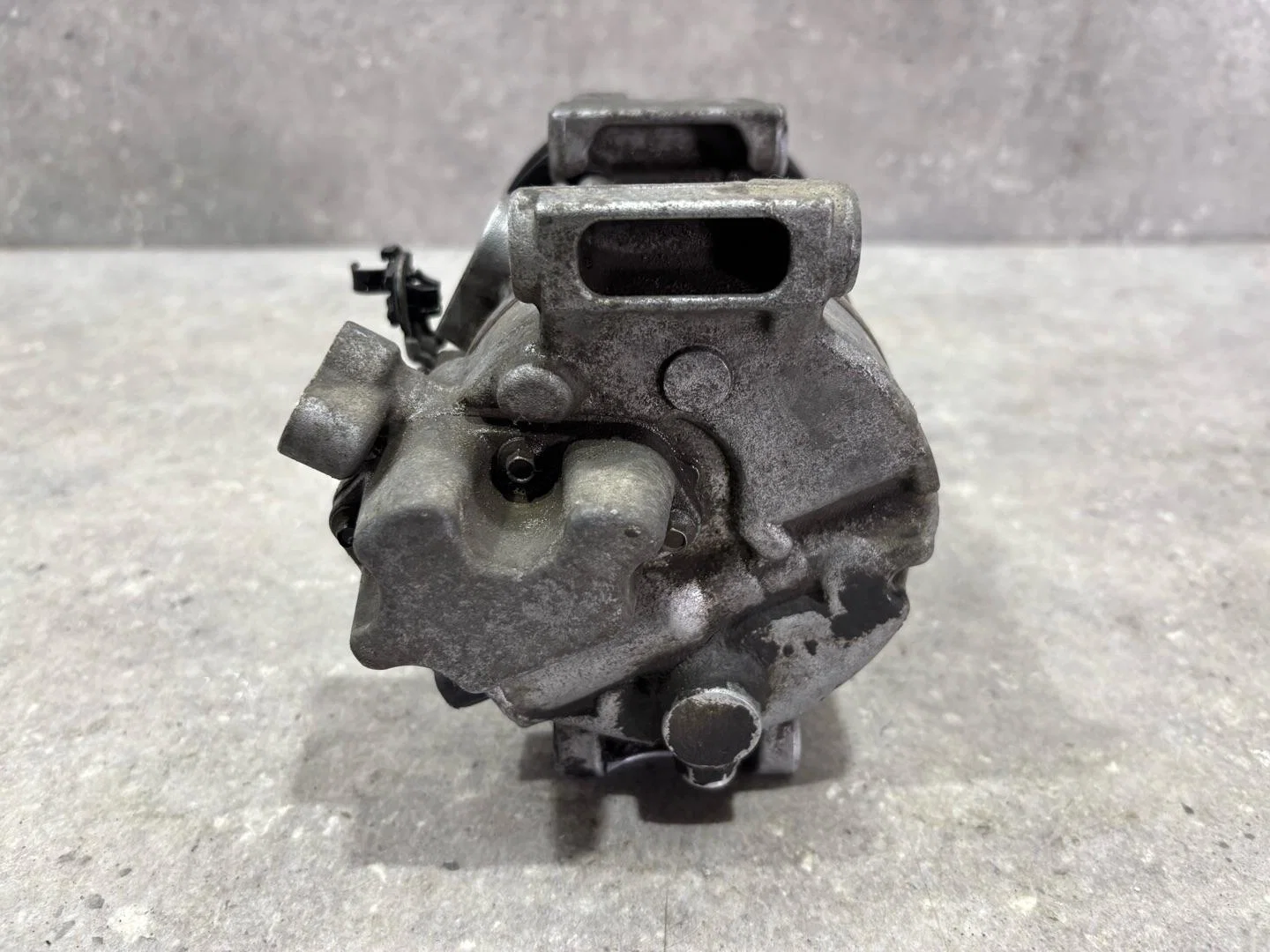 Компрессор кондиционера Toyota Avensis 8831005080 - миниатюра 6
