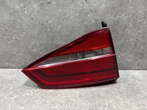 Фонарь задний внутренний левый Volkswagen Jetta