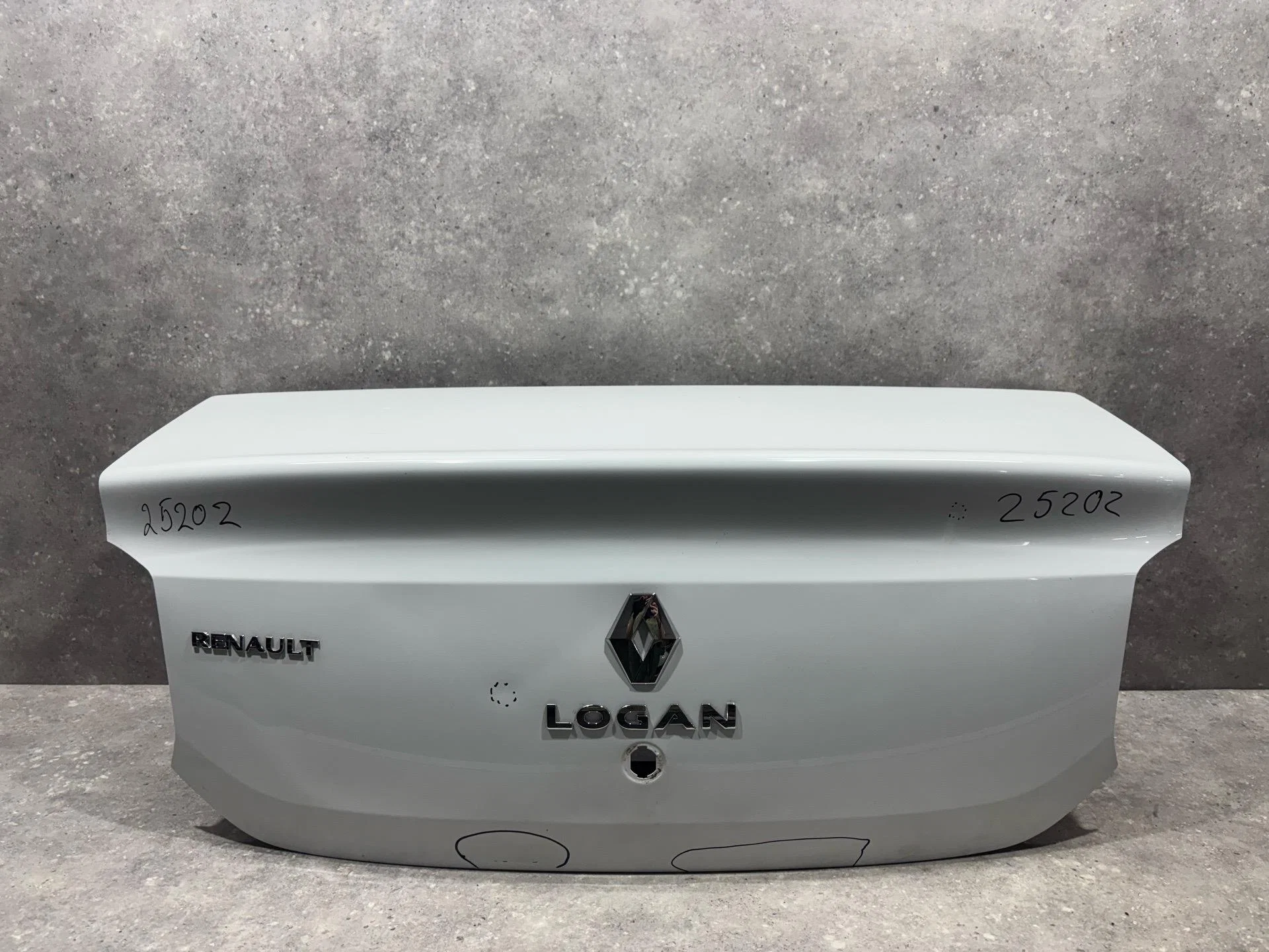 Крышка багажника Renault Logan 2 L8 2017 - изображение 1