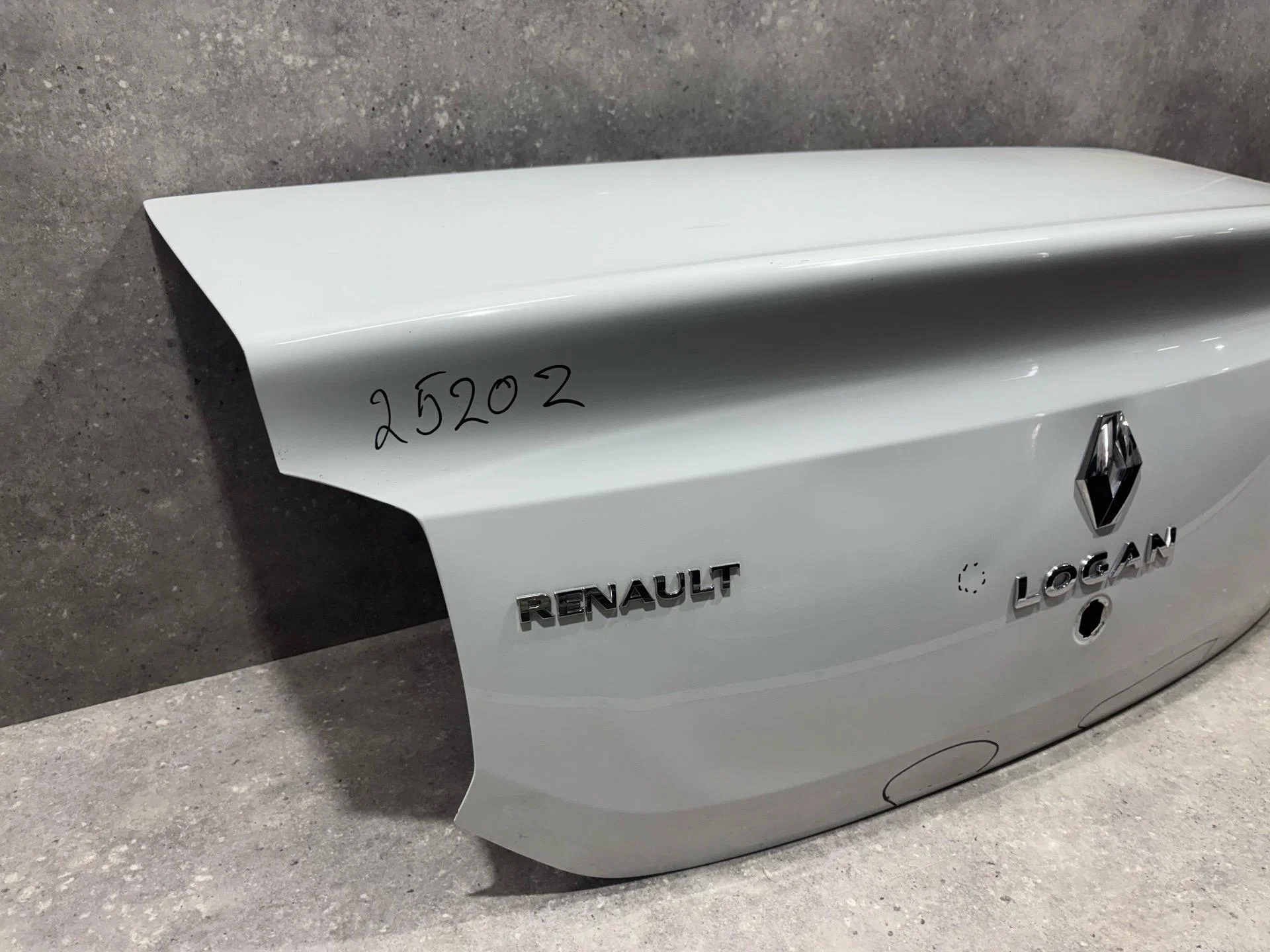 Крышка багажника Renault Logan 2 L8 2017 - миниатюра 2