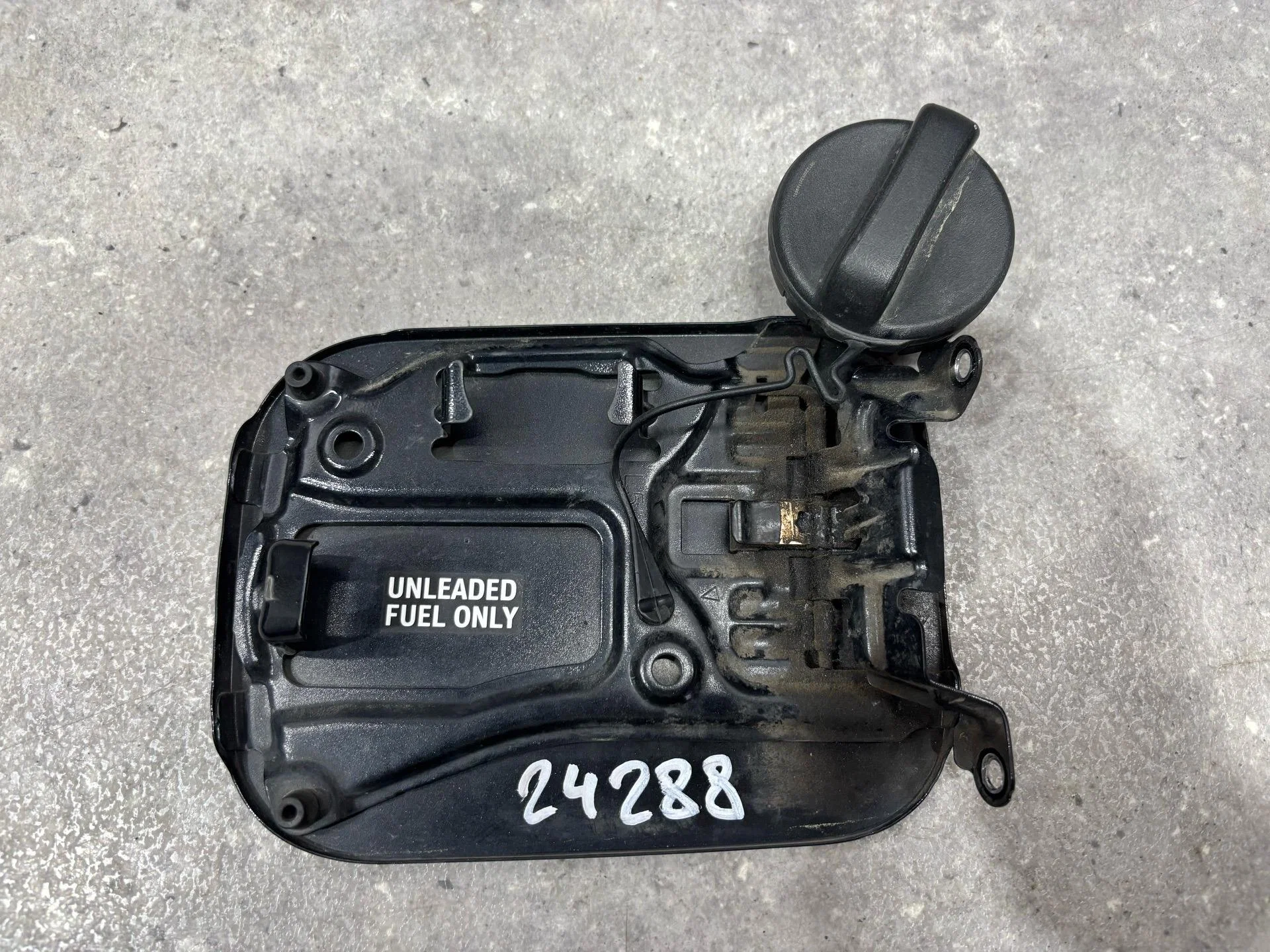 Лючок топливного бака Toyota Avensis 3 T270 ADT270 - миниатюра 4