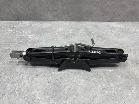 Домкрат Renault Sandero 2 5S 2017 995504629R
