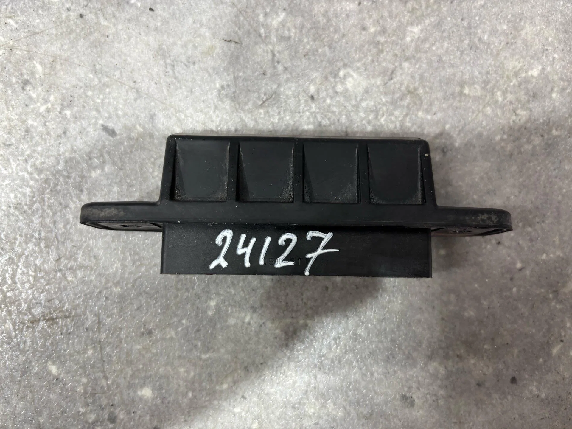 Кнопка открытия багажника Toyota Avensis 3 T270 - миниатюра 3