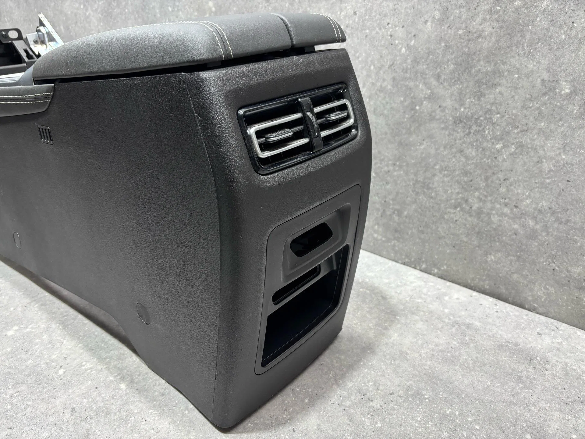 Консоль салона Jetour X90 Plus 1 2023 F205305010BB - миниатюра 10