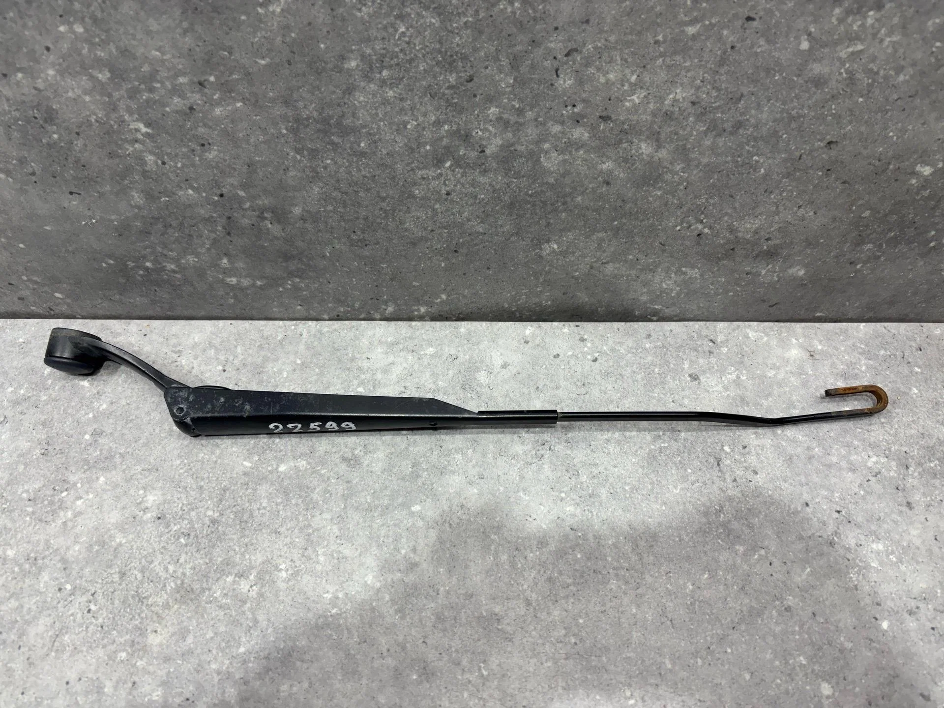 Поводок стеклоочистителя левый Lada Kalina 1 2013 - миниатюра 2
