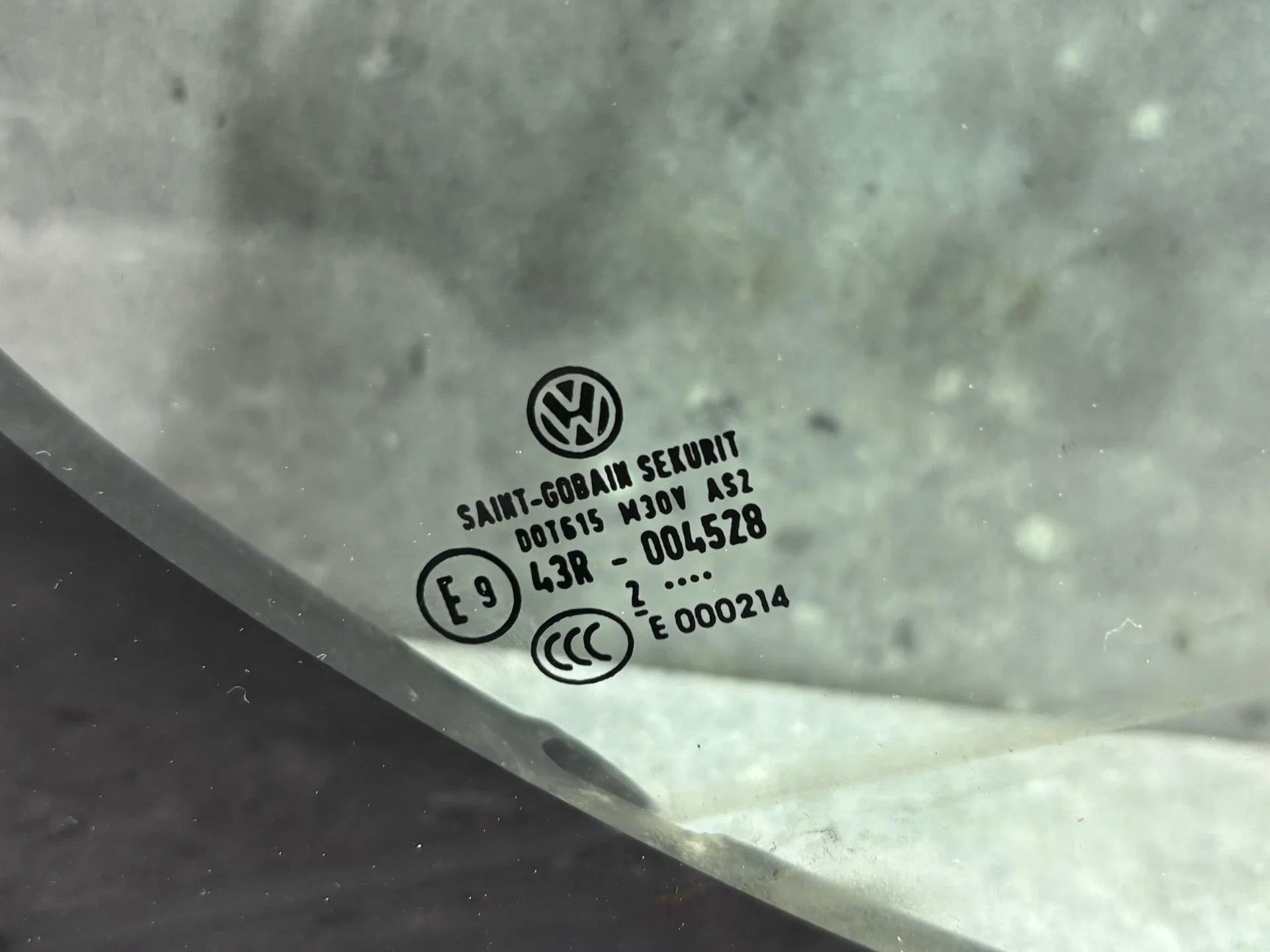 Форточка двери задней правой Volkswagen Jetta 6 - миниатюра 2
