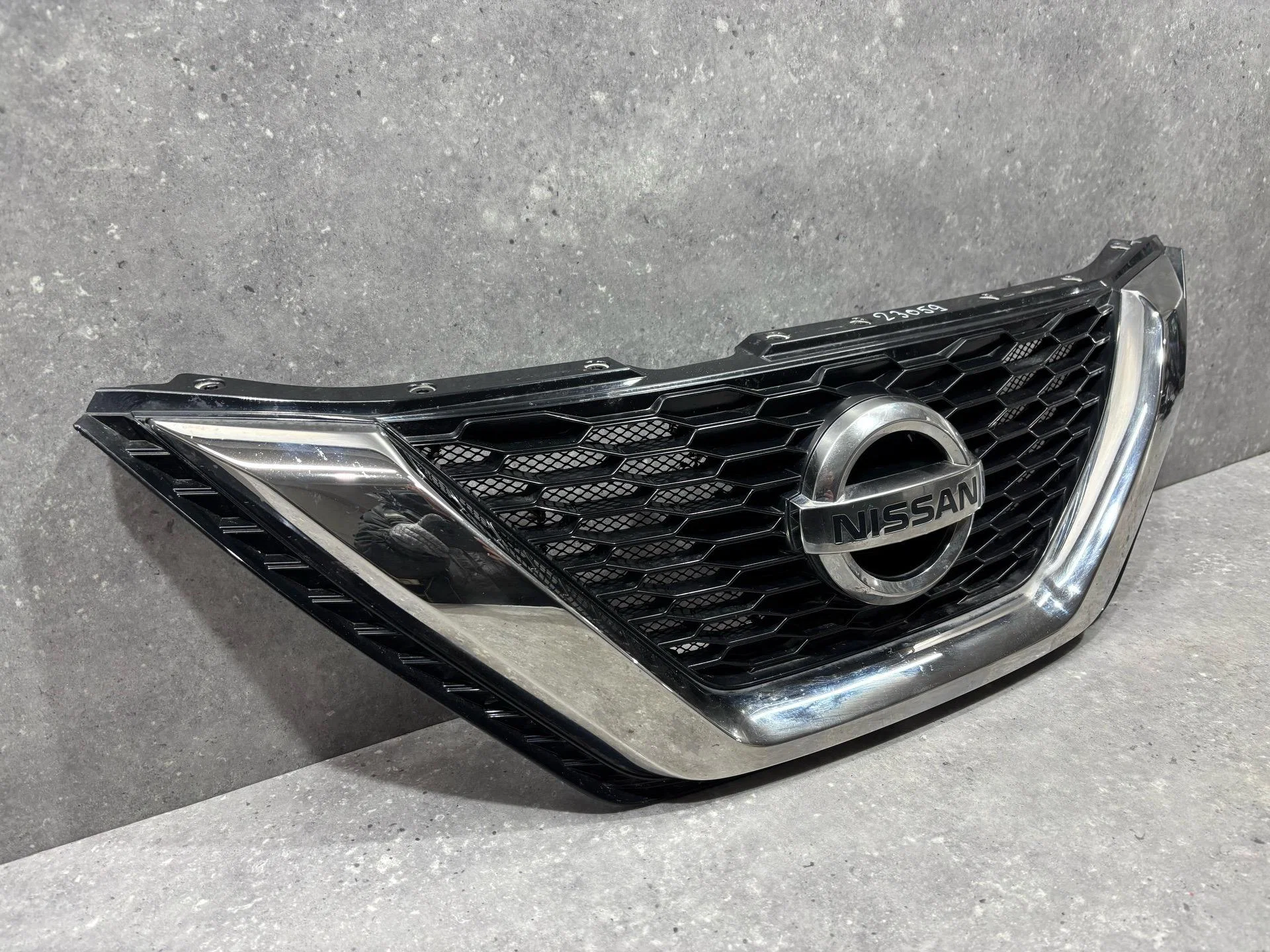 Решетка радиатора Nissan Qashqai J11 рест. J11 - миниатюра 2