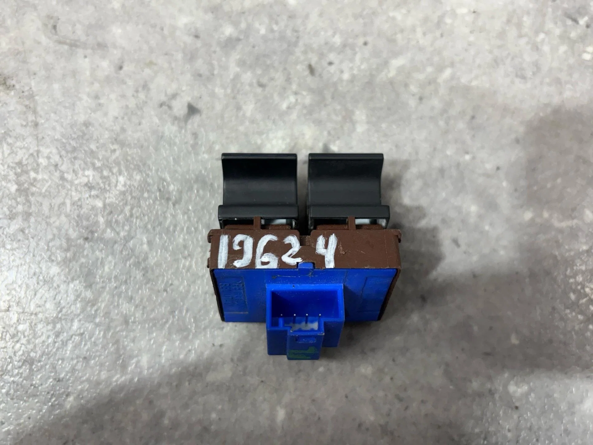 Кнопка открытия багажника Volkswagen Passat B6 3C2 - миниатюра 3