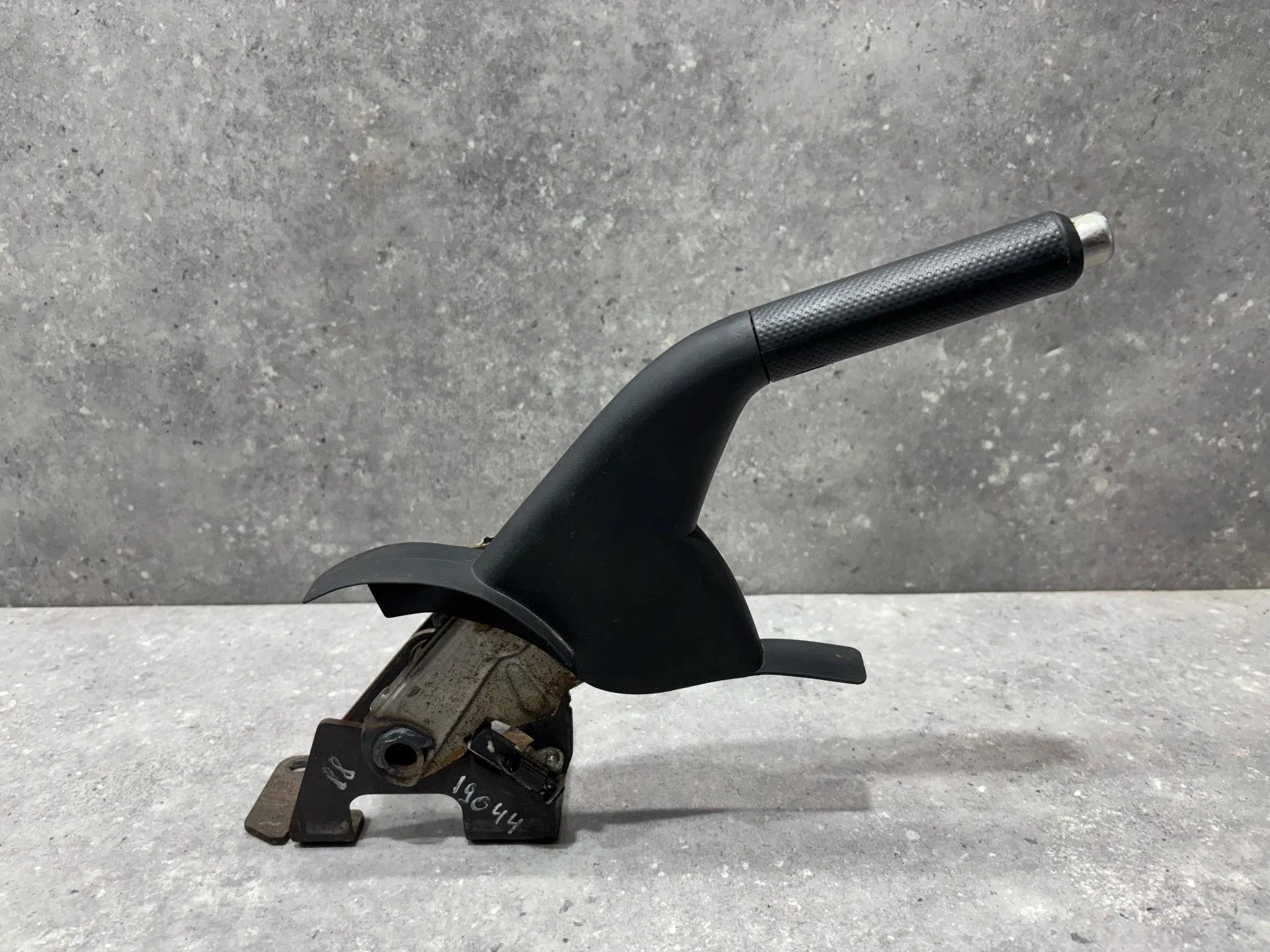 Кран ручного тормоза (ручник) Mazda 3 1 BK 2006 - изображение 1