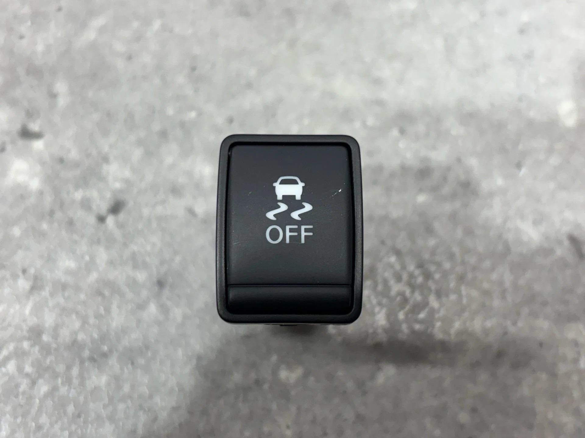 Кнопка антипробуксовочной системы Nissan Qashqai - изображение 1