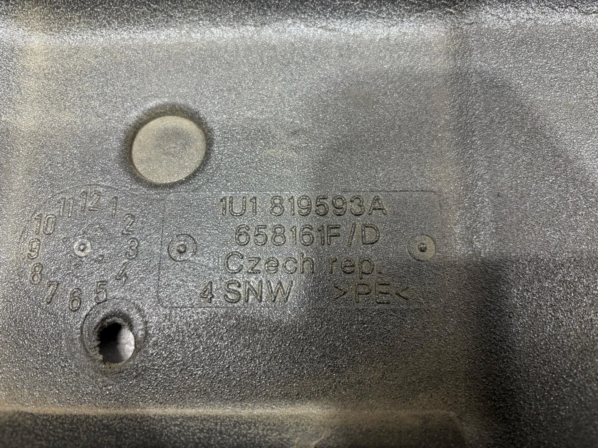 Кожух рулевой колонки Skoda Octavia 1 рест. 1U2 - миниатюра 7