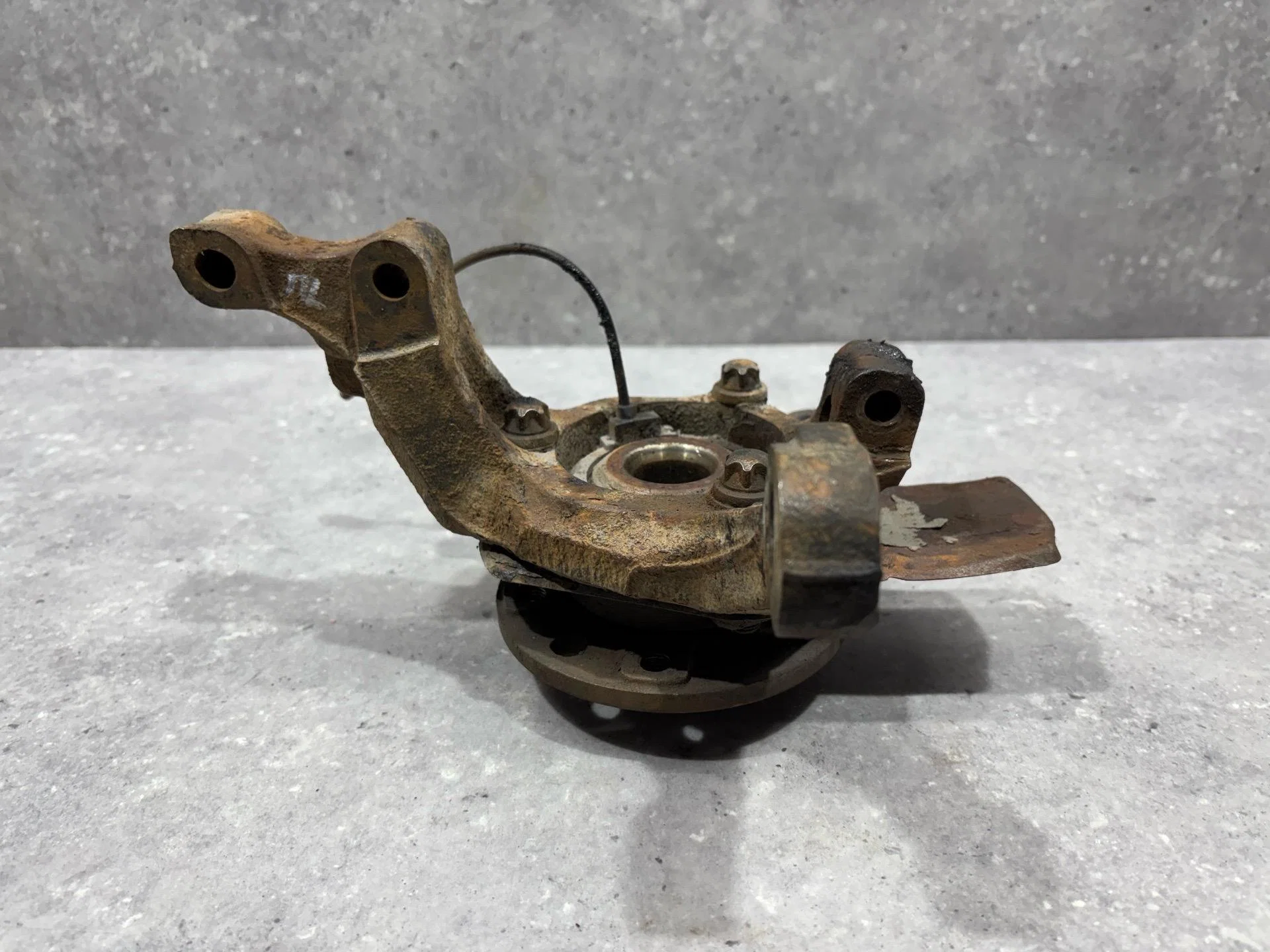 Кулак передний левый Opel Astra H рест. L69 2008 - миниатюра 3