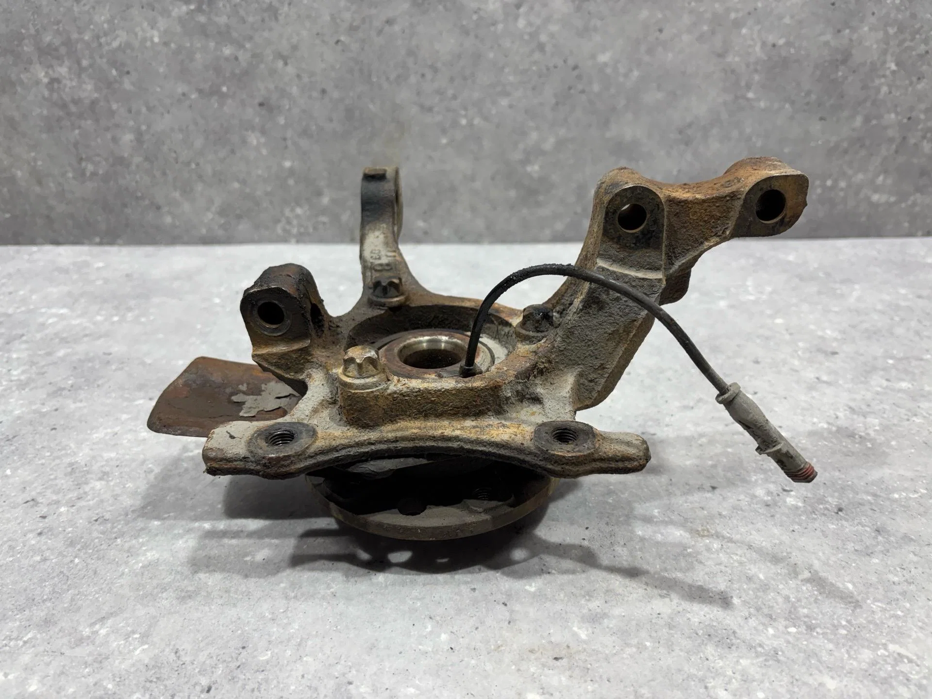 Кулак передний левый Opel Astra H рест. L69 2008 - миниатюра 5