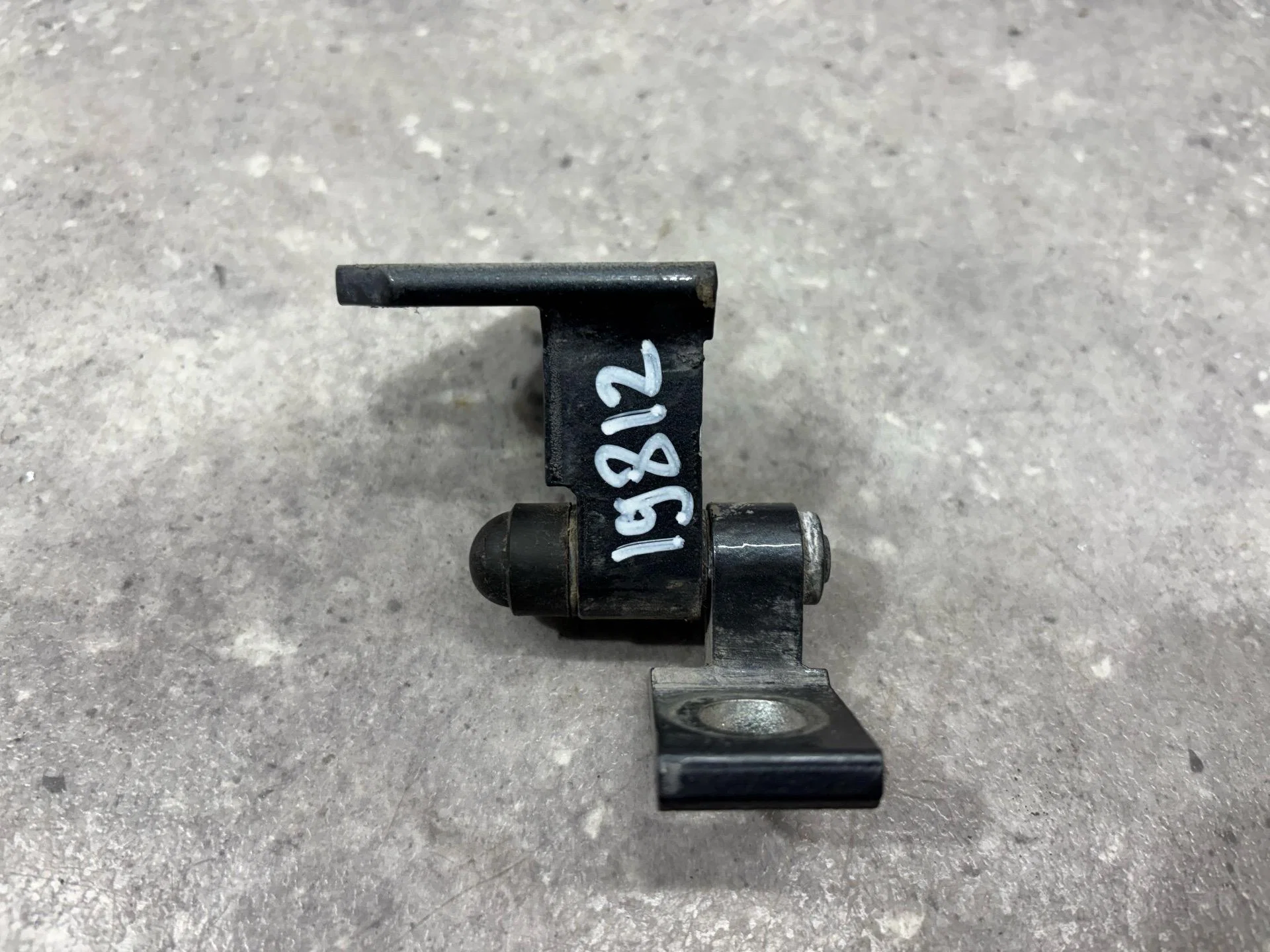Петля двери передней правой Volkswagen Passat B6 - миниатюра 4