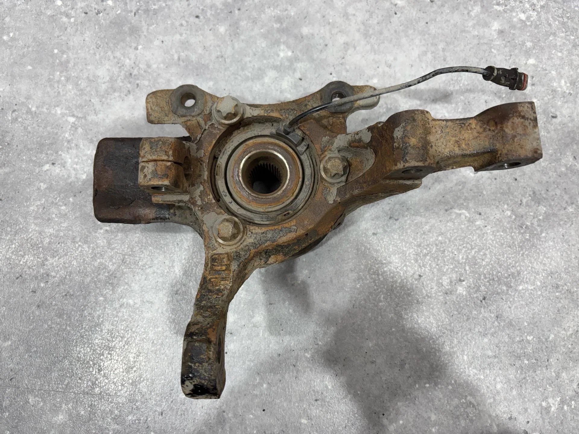 Кулак передний правый Opel Astra H рест. L69 2008 - миниатюра 2