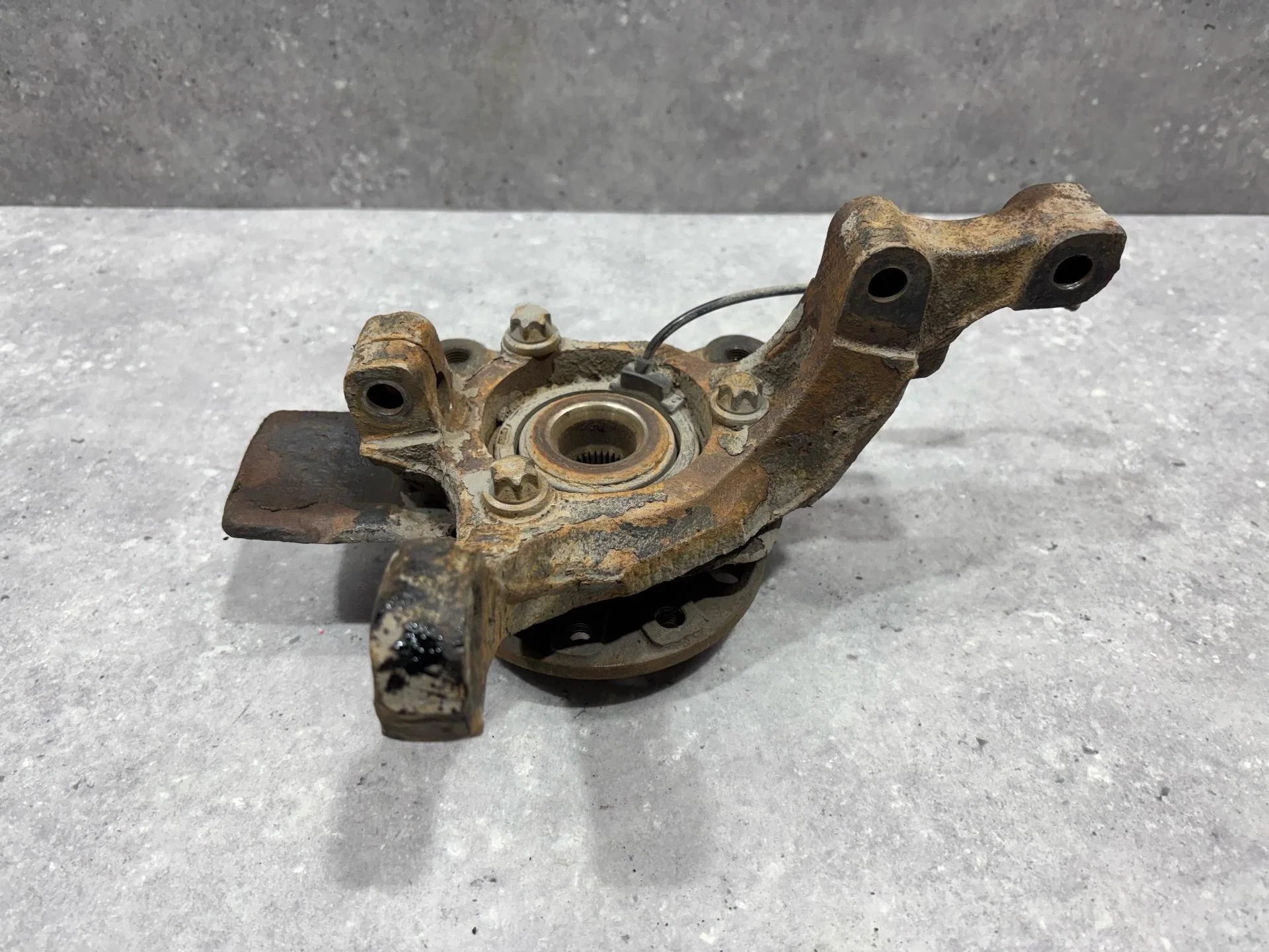 Кулак передний правый Opel Astra H рест. L69 2008 - миниатюра 3