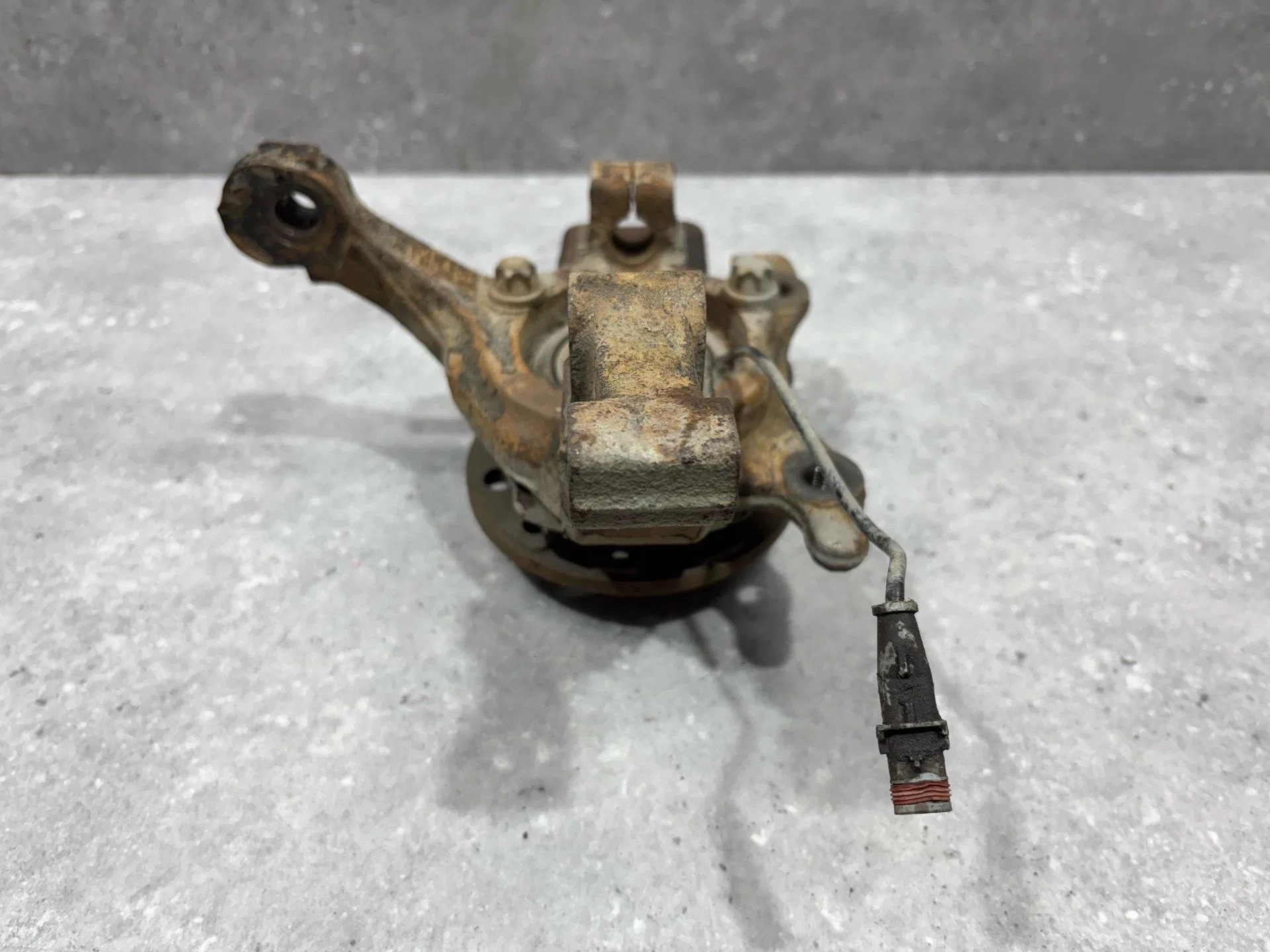 Кулак передний правый Opel Astra H рест. L69 2008 - миниатюра 4