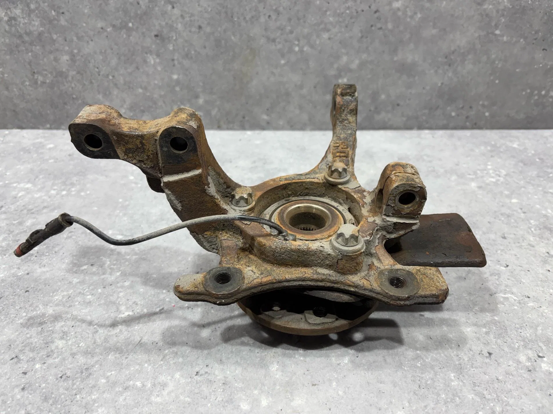 Кулак передний правый Opel Astra H рест. L69 2008 - миниатюра 5