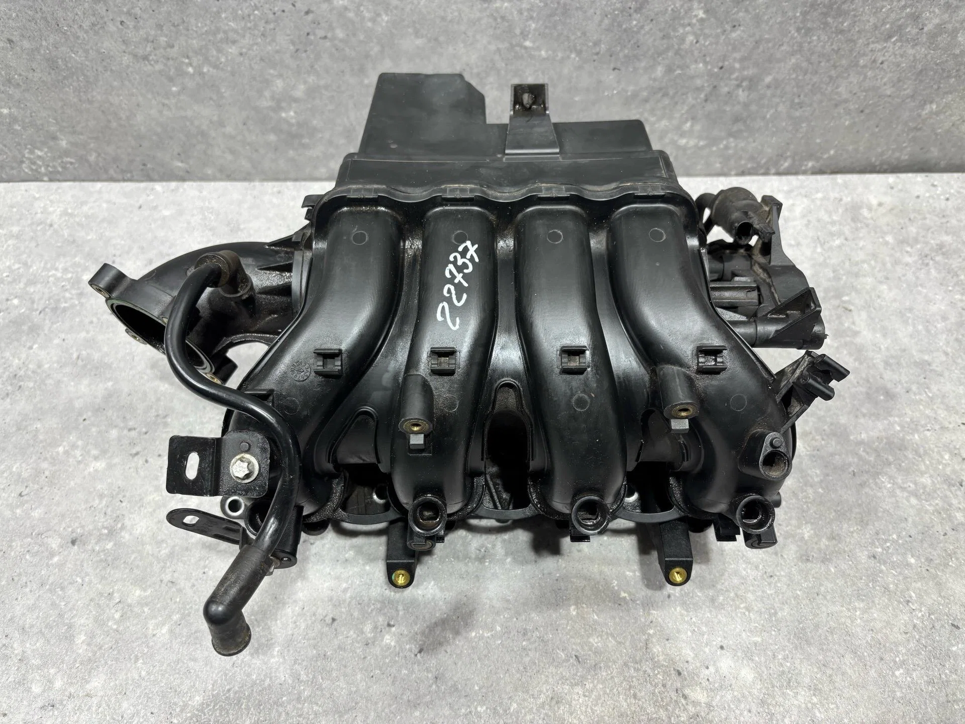 Впускной коллектор Opel Astra H рест. L69 2008 - изображение 1