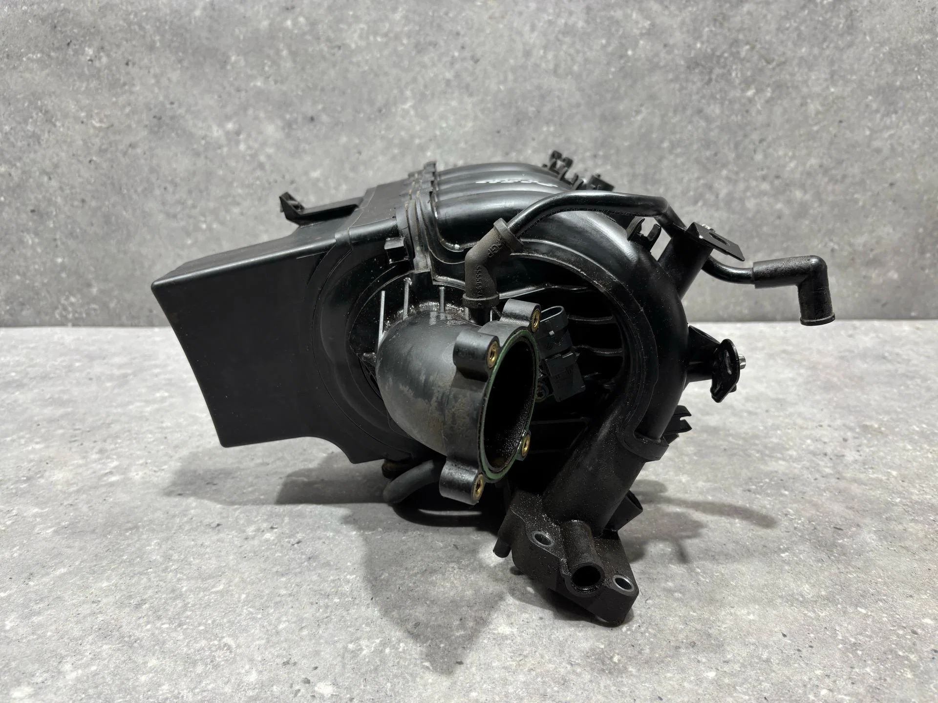 Впускной коллектор Opel Astra H рест. L69 2008 - миниатюра 3
