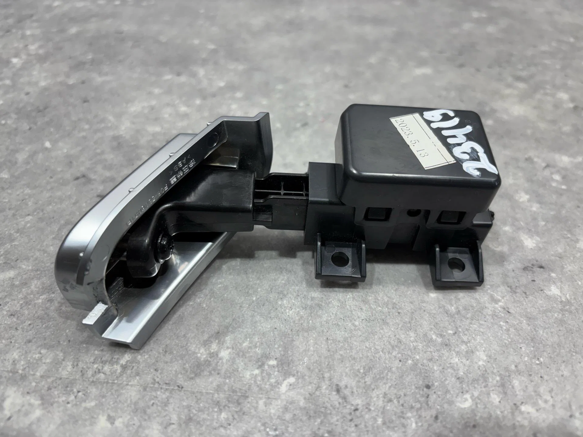 Ручка (кнопка) бардачка Jetour X90 Plus 1 2023 - миниатюра 3