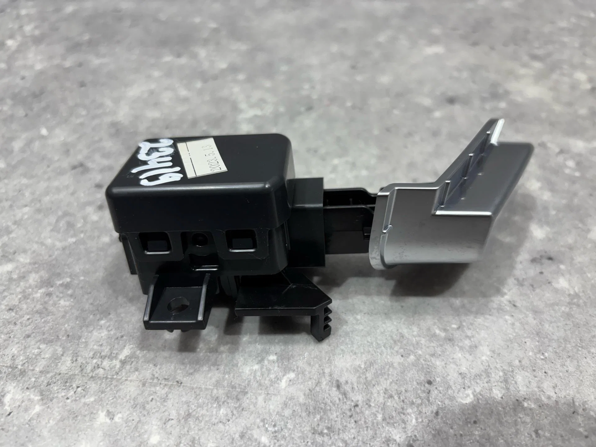 Ручка (кнопка) бардачка Jetour X90 Plus 1 2023 - миниатюра 4