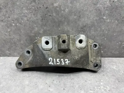 Кронштейн двигателя левый Volkswagen Jetta 6 162