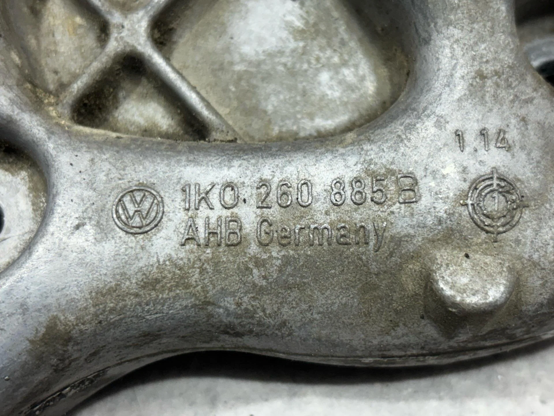 Кронштейн компрессора кондиционера Volkswagen 6 - миниатюра 7