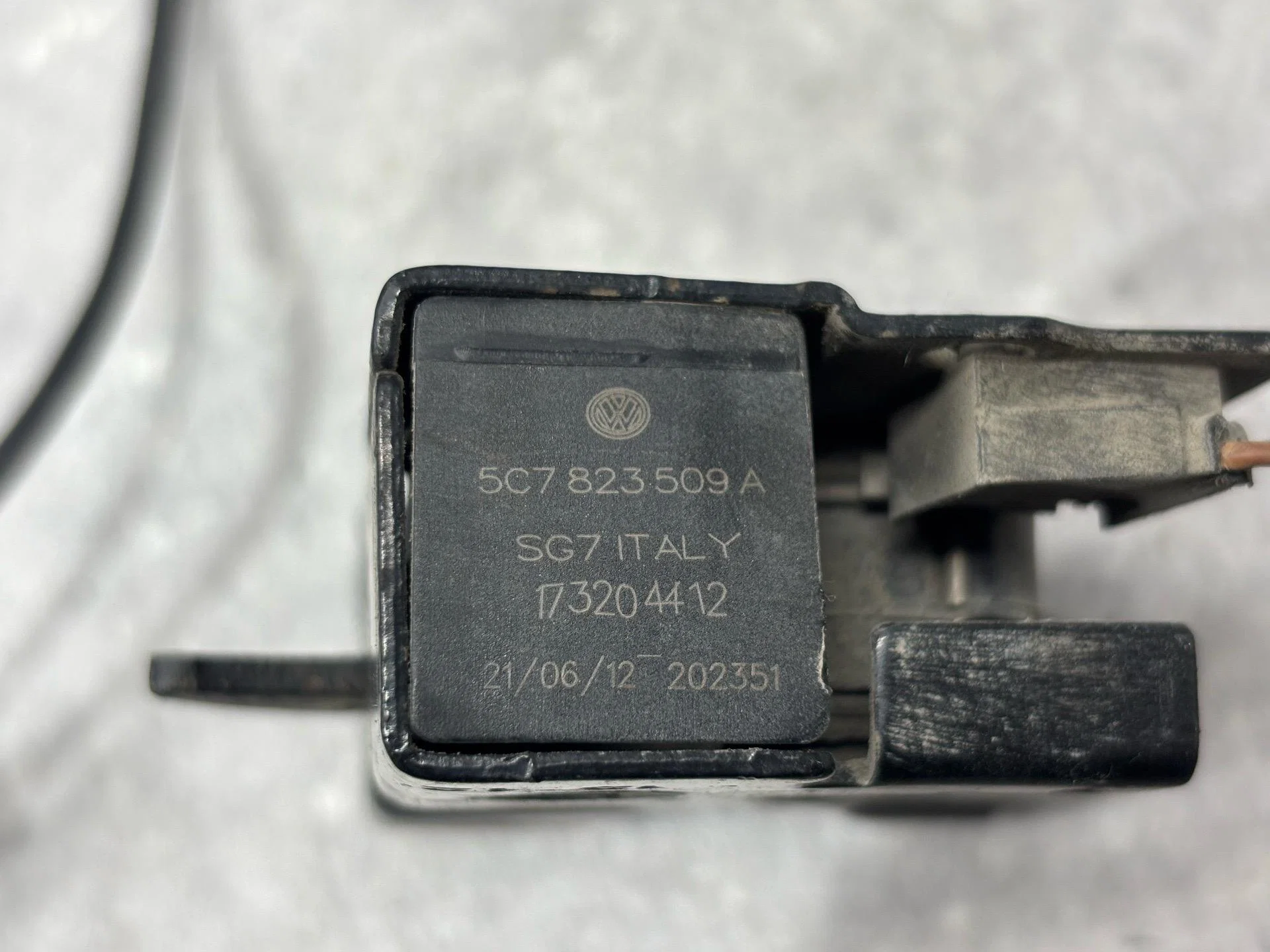 Замок капота Volkswagen Jetta 6 162 2013 - миниатюра 3