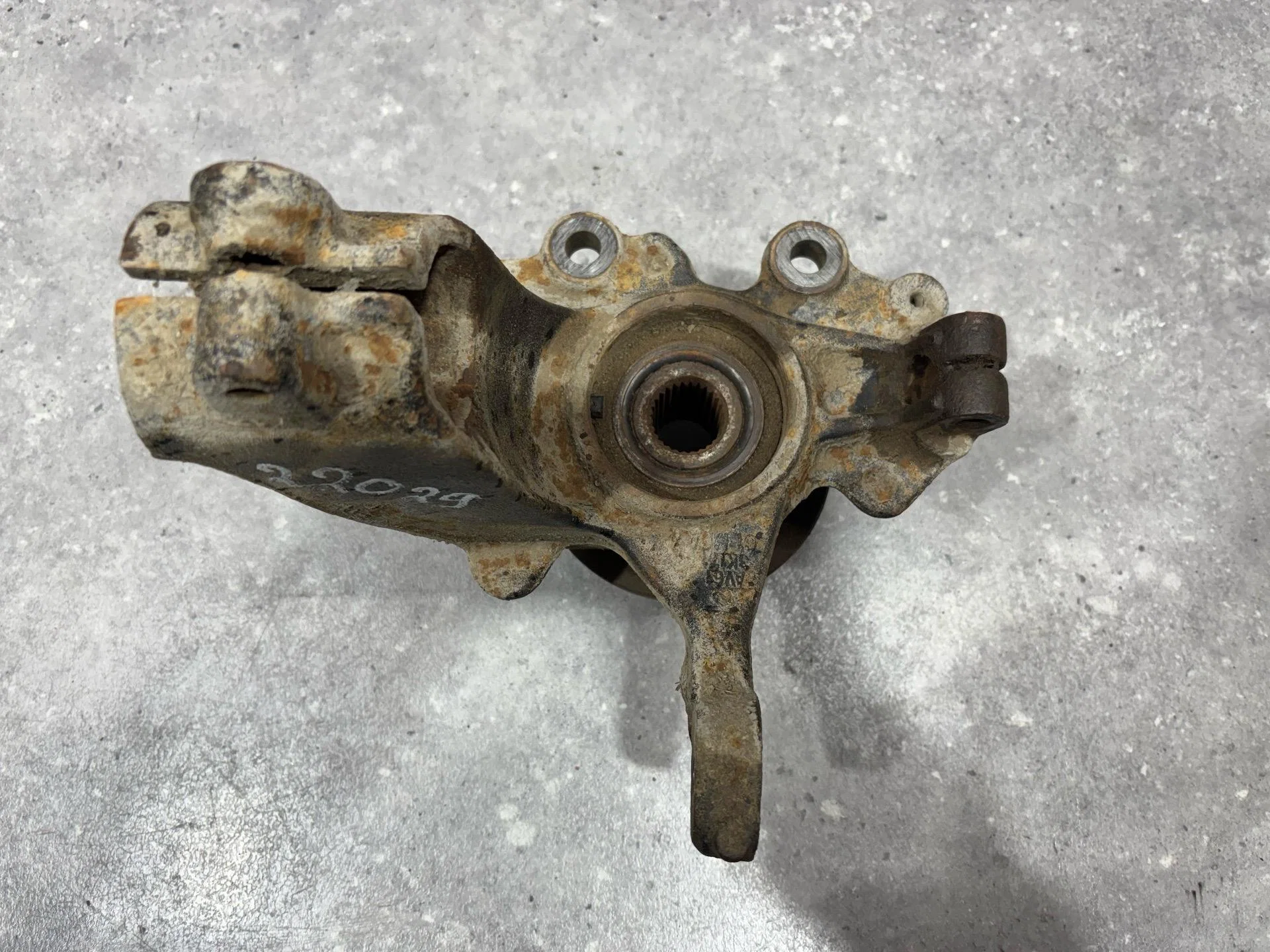 Кулак передний левый Ford Focus 3 CB8 2012 1882875 - миниатюра 2