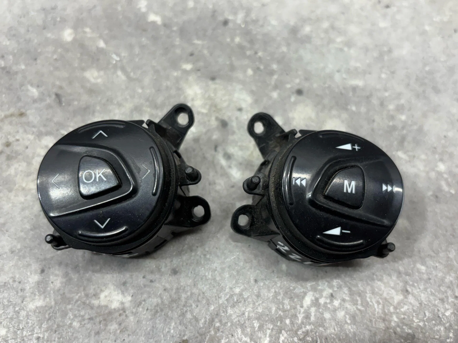 Кнопки управления на руле Ford Focus 3 CB8 2012 - изображение 1
