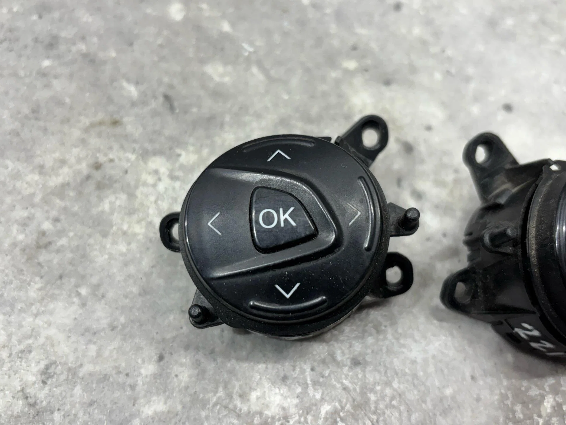 Кнопки управления на руле Ford Focus 3 CB8 2012 - миниатюра 2