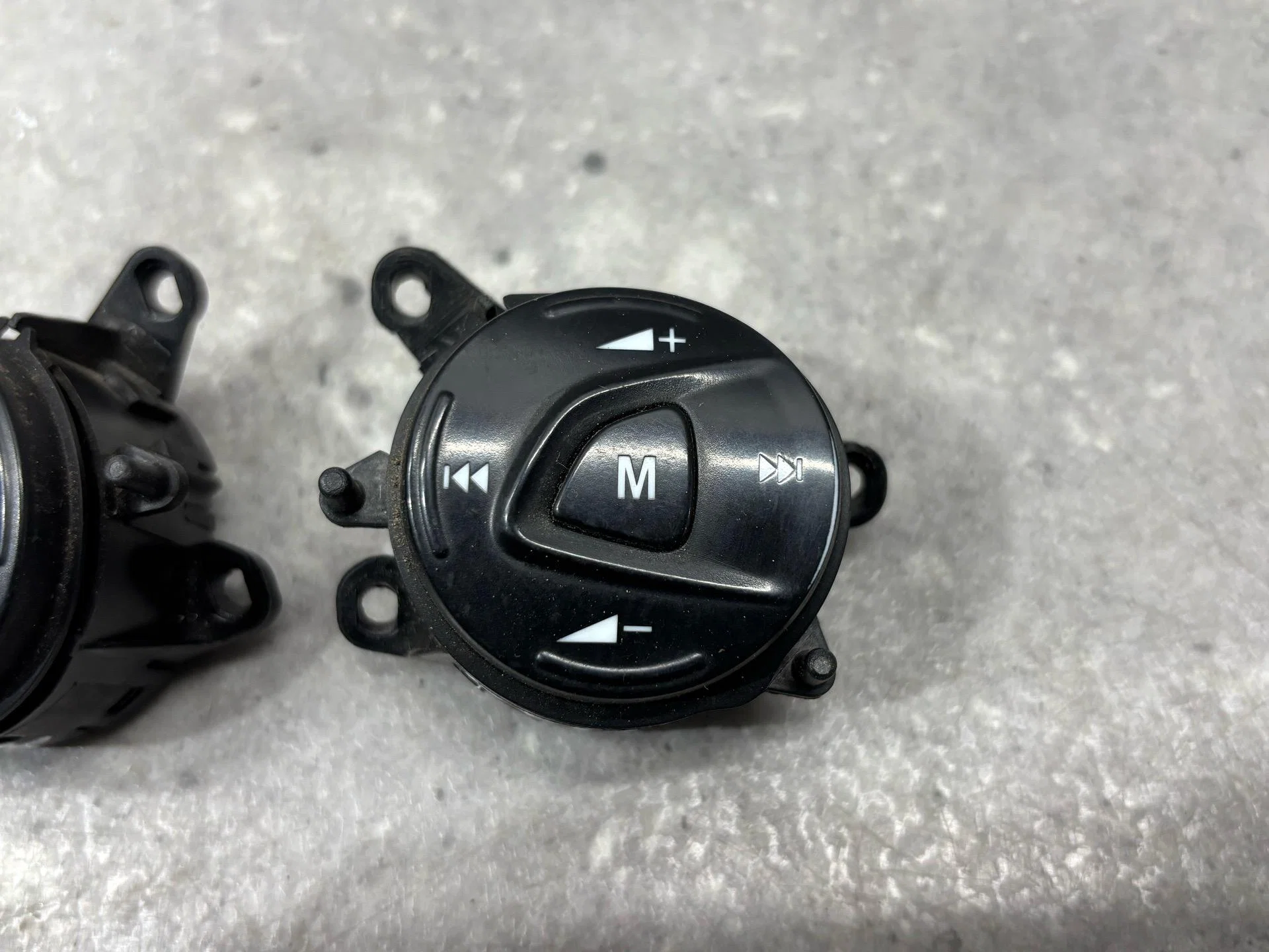 Кнопки управления на руле Ford Focus 3 CB8 2012 - миниатюра 3