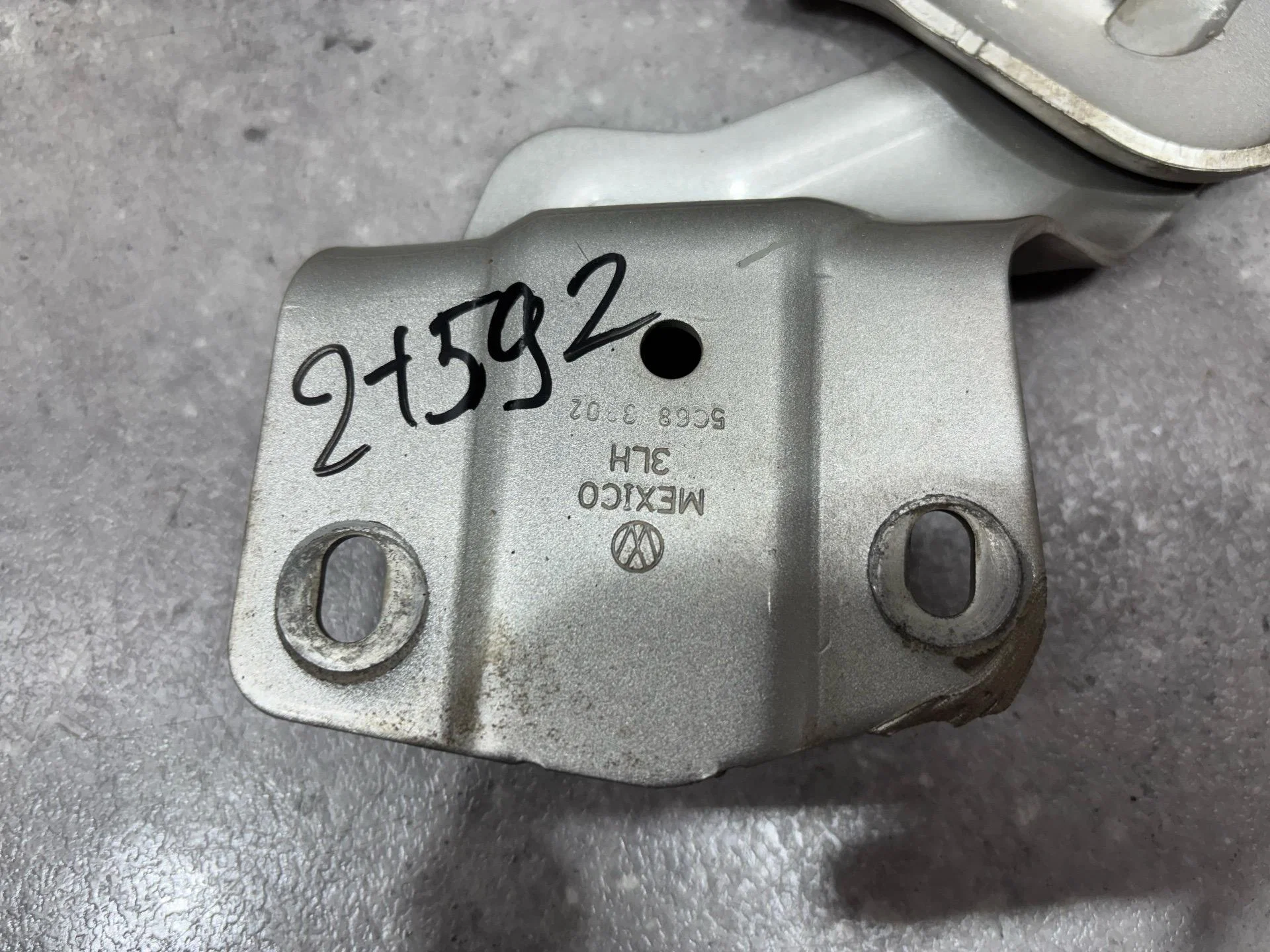 Петля капота правая Volkswagen Jetta 6 162 2013 - миниатюра 3