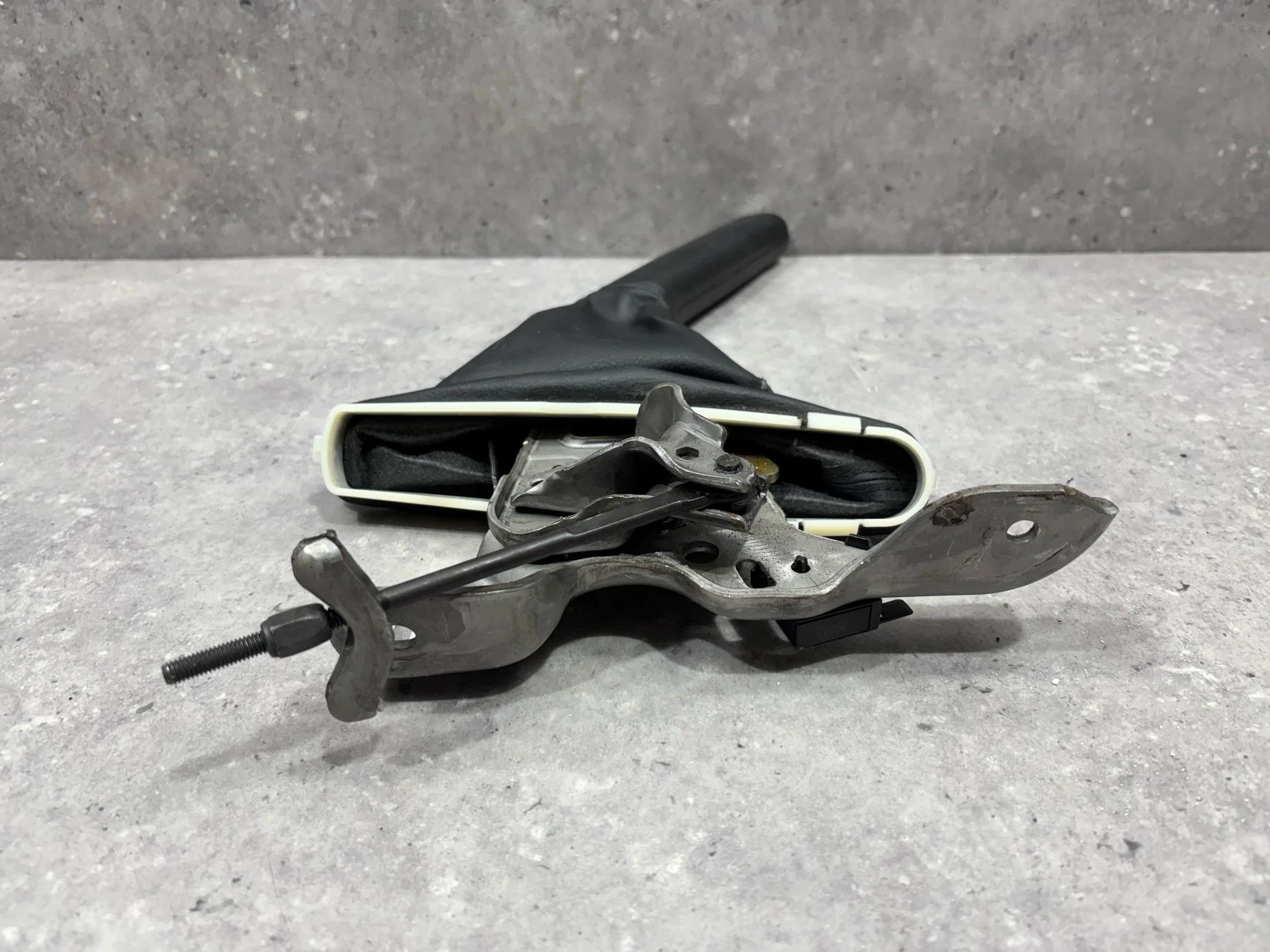 Кран ручного тормоза (ручник) Volkswagen Jetta 6 - миниатюра 5