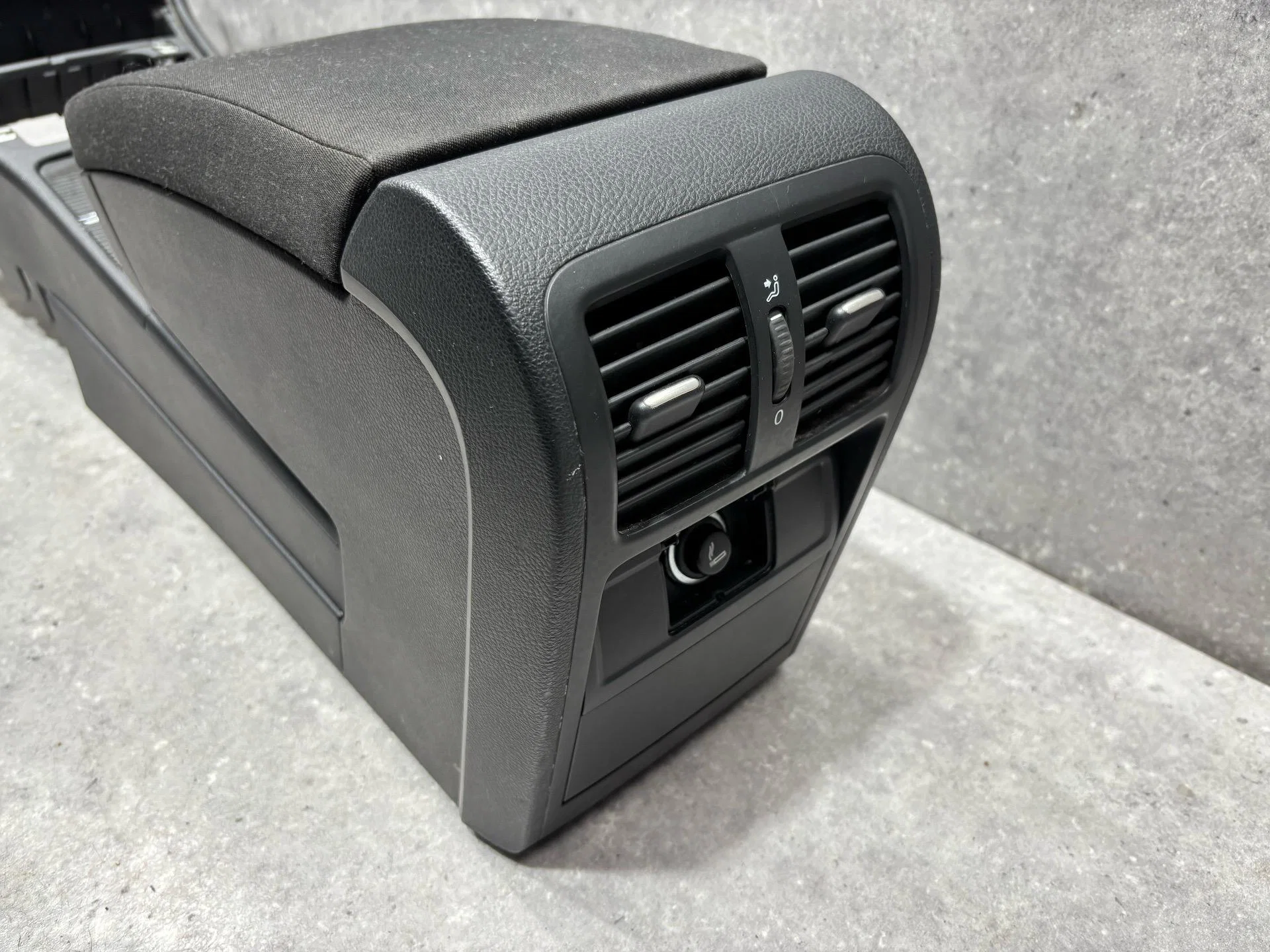 Консоль салона Volkswagen Passat B6 3C2 2009 - миниатюра 10