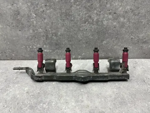 Топливная рампа Mazda 3 1 BK 2006 Z60113150A