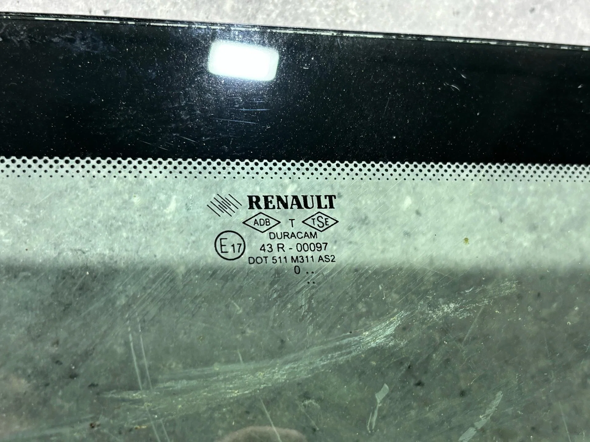 Стекло заднее Renault Symbol 2 LU01 2010 - миниатюра 2