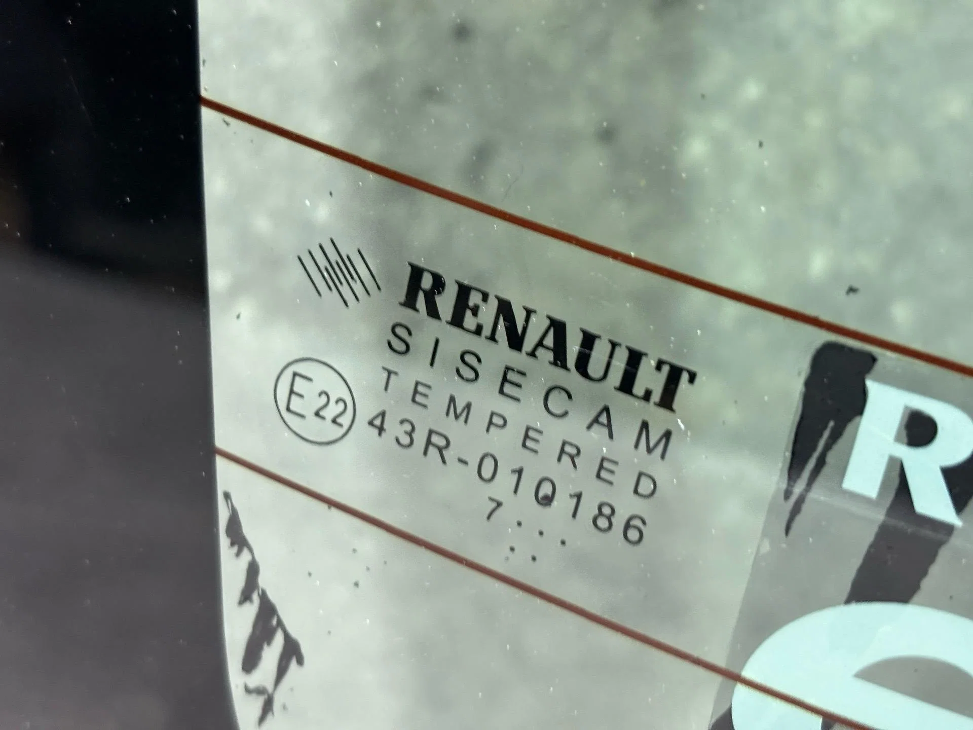 Стекло заднее Renault Logan 2 L8 2017 903001231R - миниатюра 2