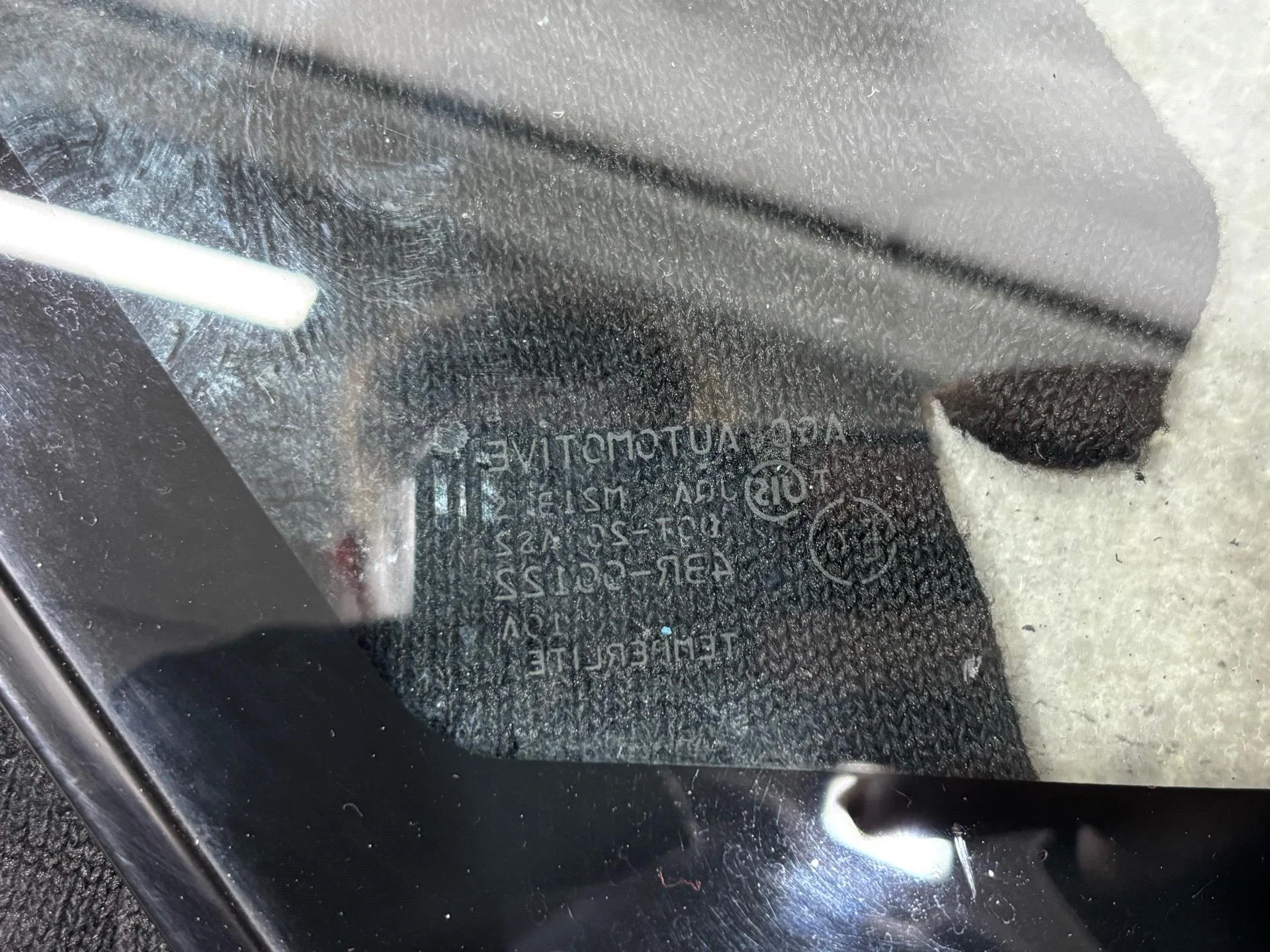 Стекло кузовное переднее правое Suzuki SX4 1 YA21S - миниатюра 2
