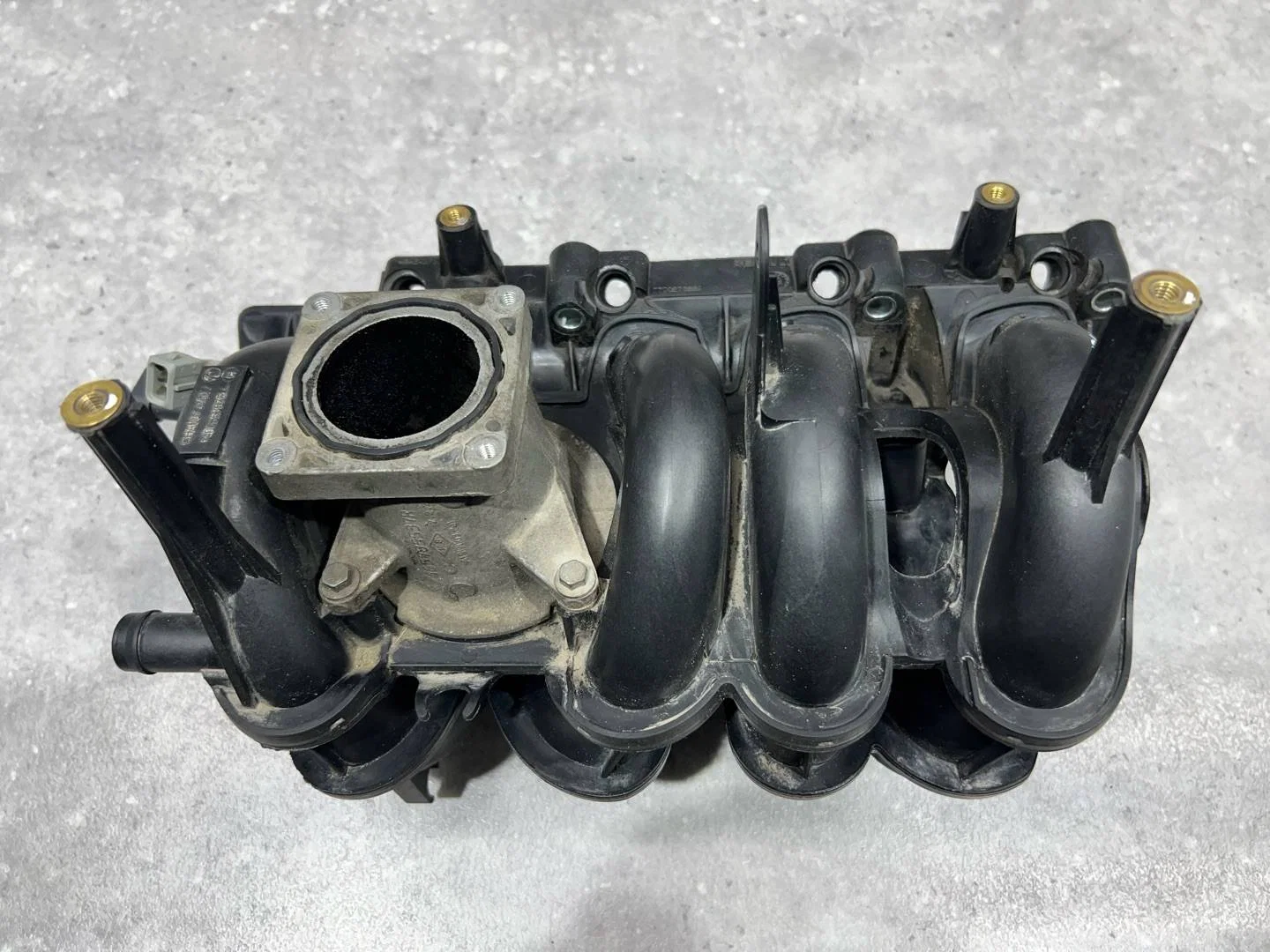 Впускной коллектор Renault Logan 2 L8 2018 - миниатюра 2