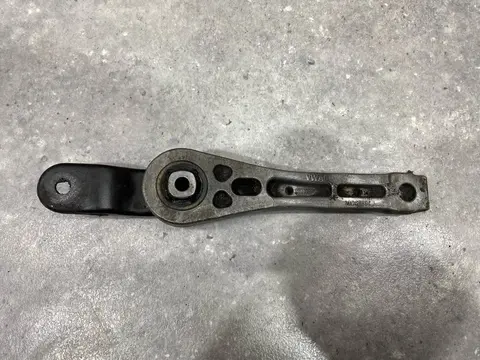 Подушка крепления двигателя задняя Volkswagen 5