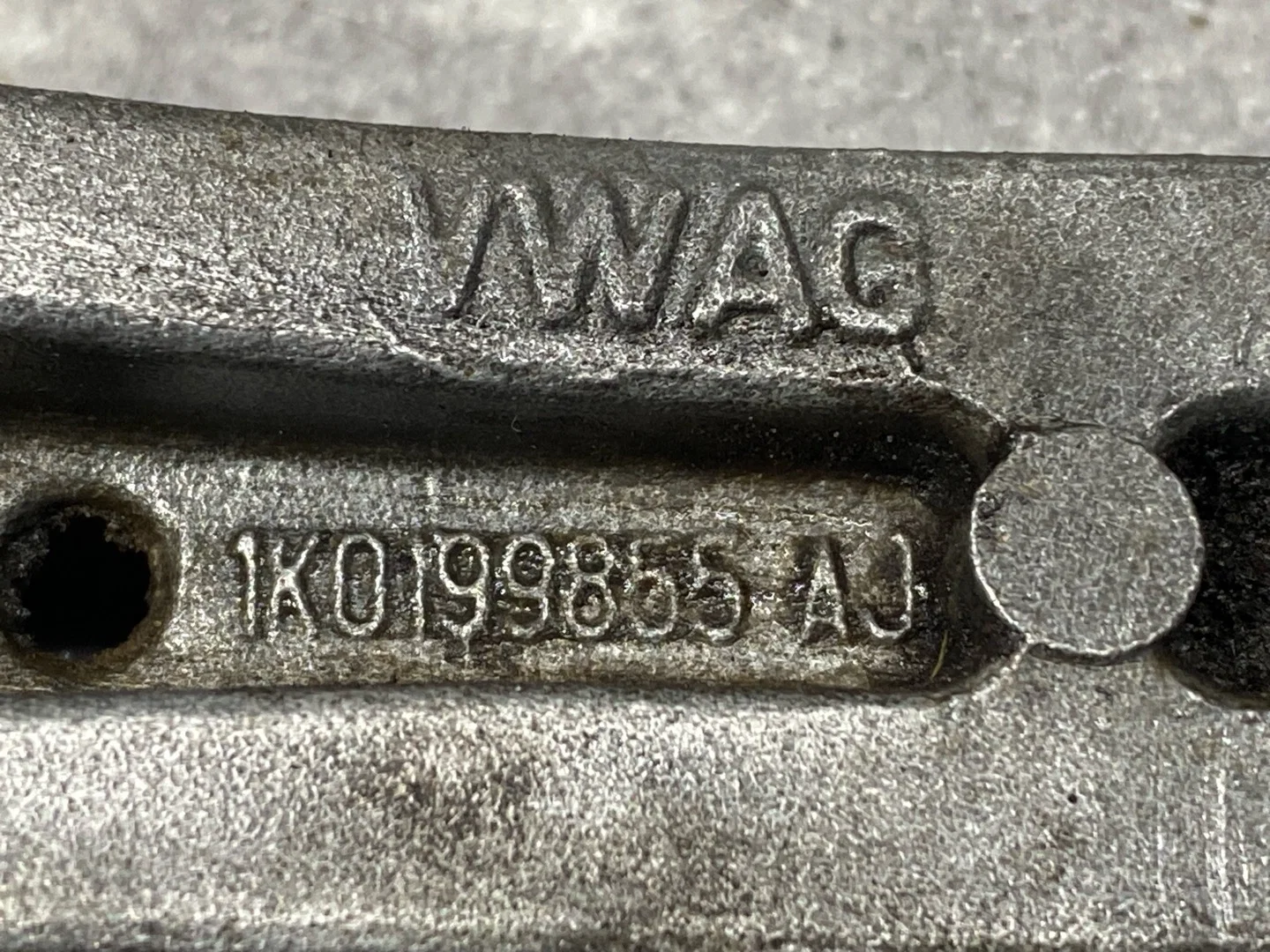 Подушка крепления двигателя задняя Volkswagen 5 - миниатюра 4