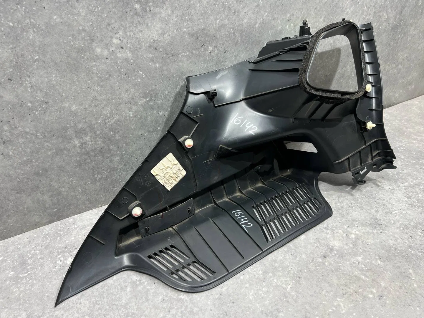Обшивка стойки задняя правая верхняя Nissan J11 - миниатюра 8