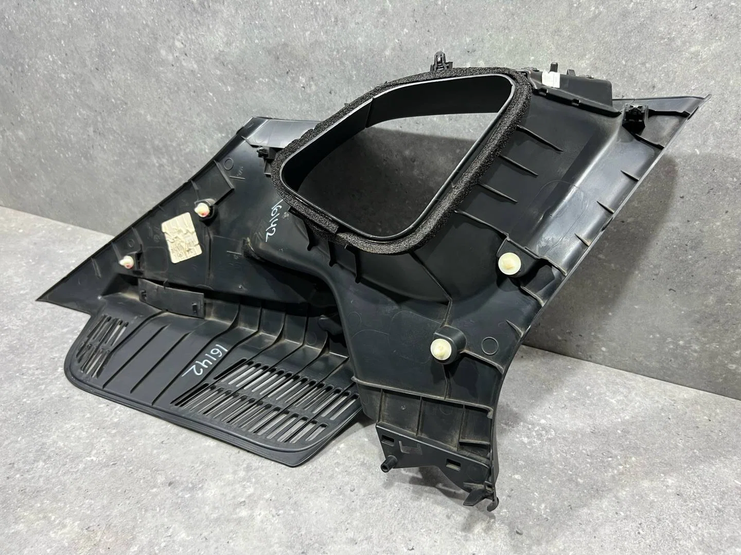 Обшивка стойки задняя правая верхняя Nissan J11 - миниатюра 9