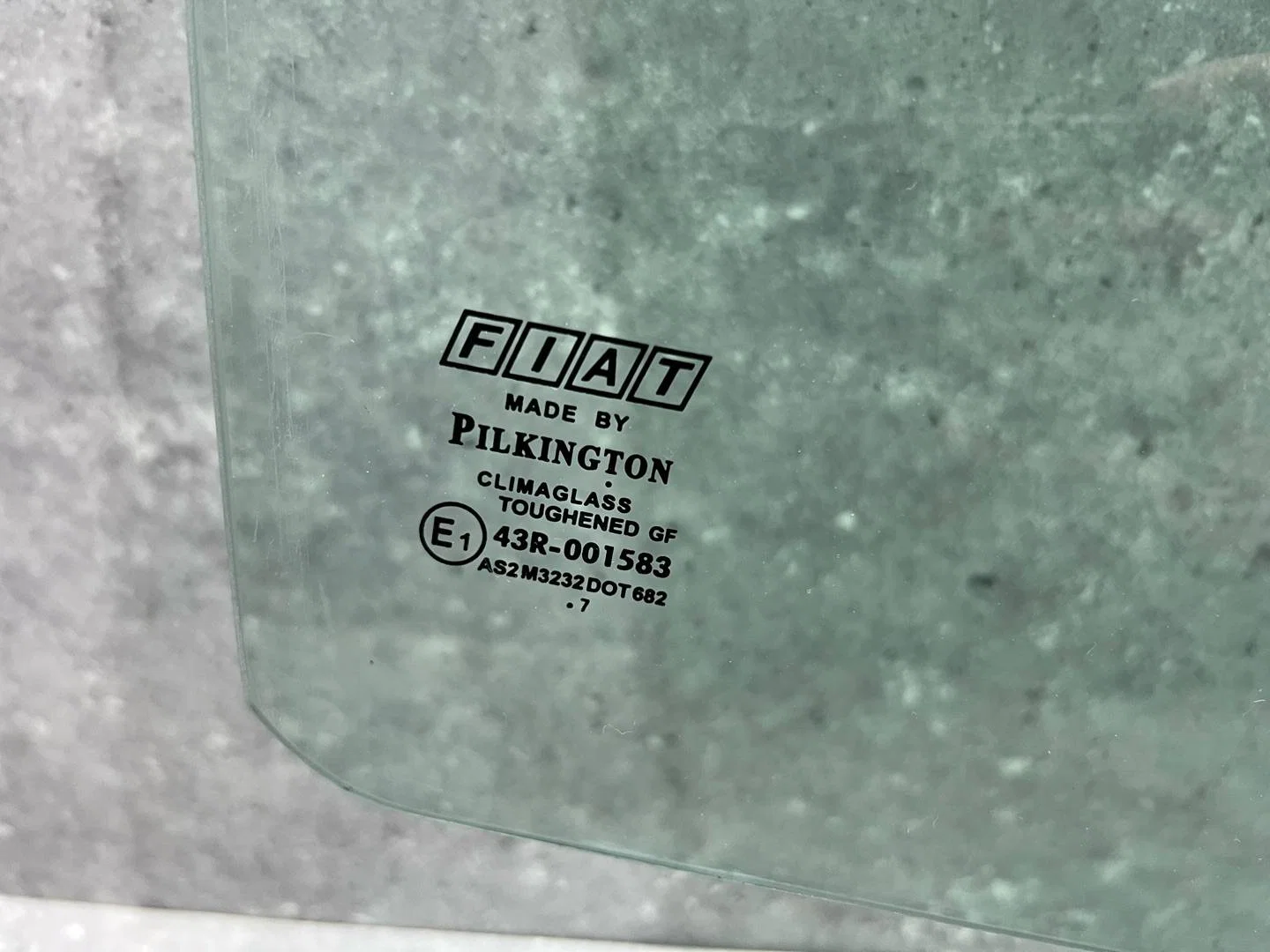 Стекло двери задней правой Fiat Punto 51701413 - миниатюра 2