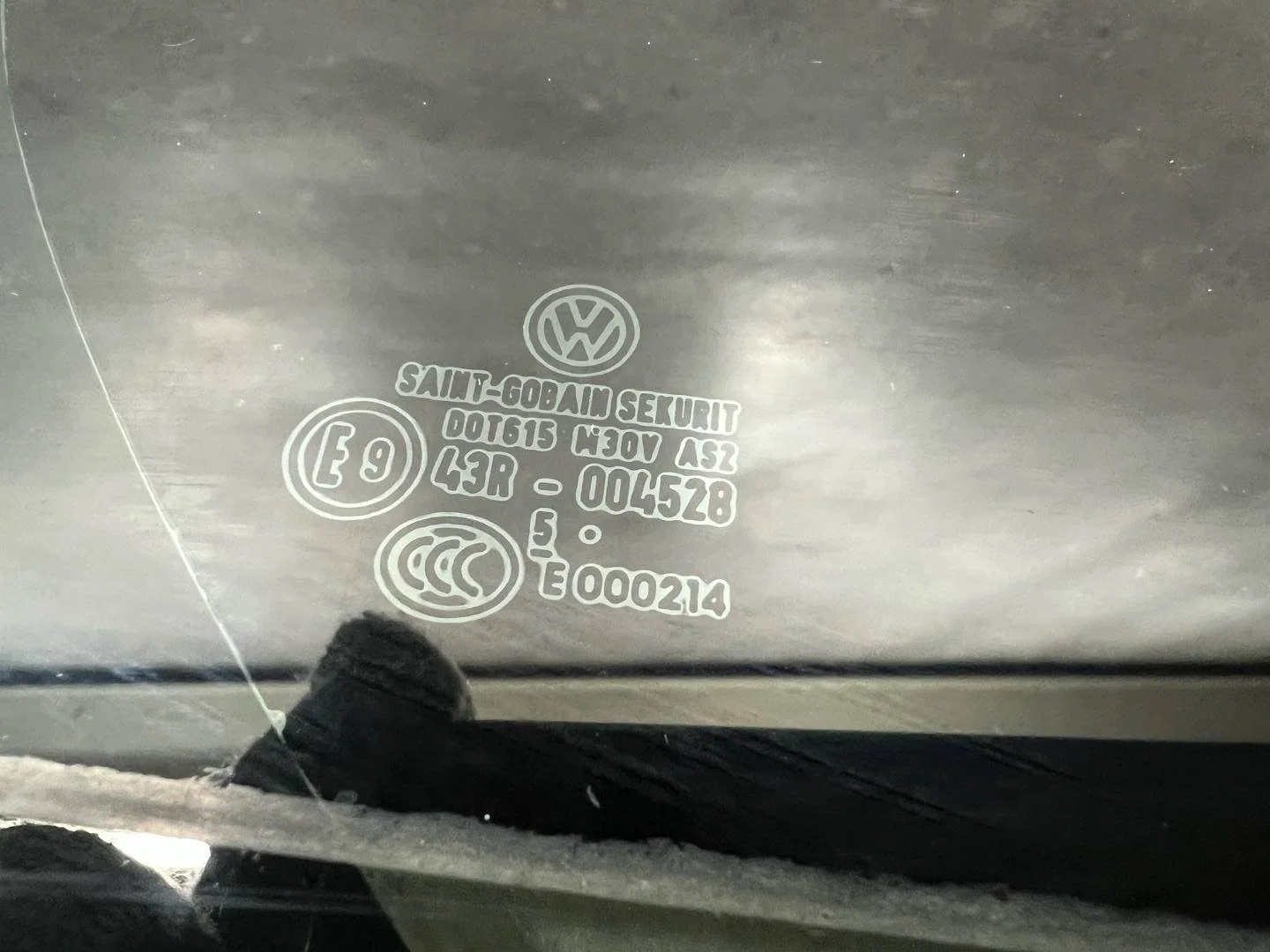 Форточка двери задней правой Volkswagen Jetta - миниатюра 3