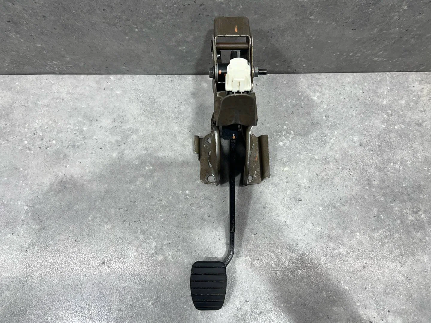 Педаль тормоза Renault Logan 2 L8 2018 465013221R - миниатюра 2