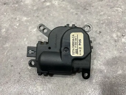 Моторчик заслонки печки Ford Focus 2 рест. CB4
