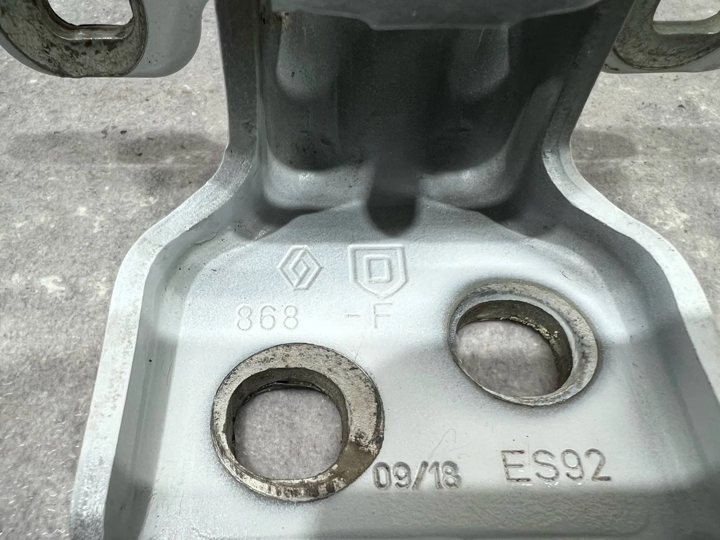 Петля двери Renault Logan 2 L8 2018 6001546883 - миниатюра 2